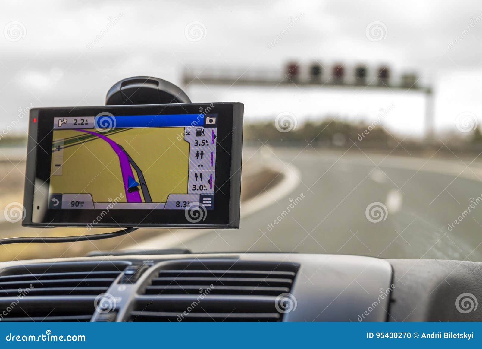 Close-up van gps het apparaat van het navigatiesysteem in reizende auto