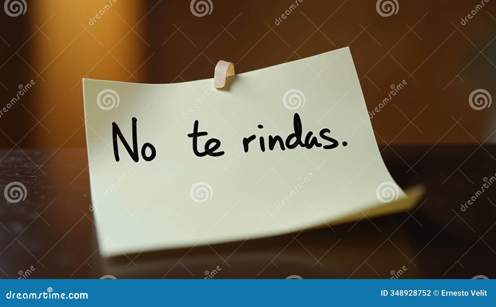 la frase no te rindas escrita en marcador negro