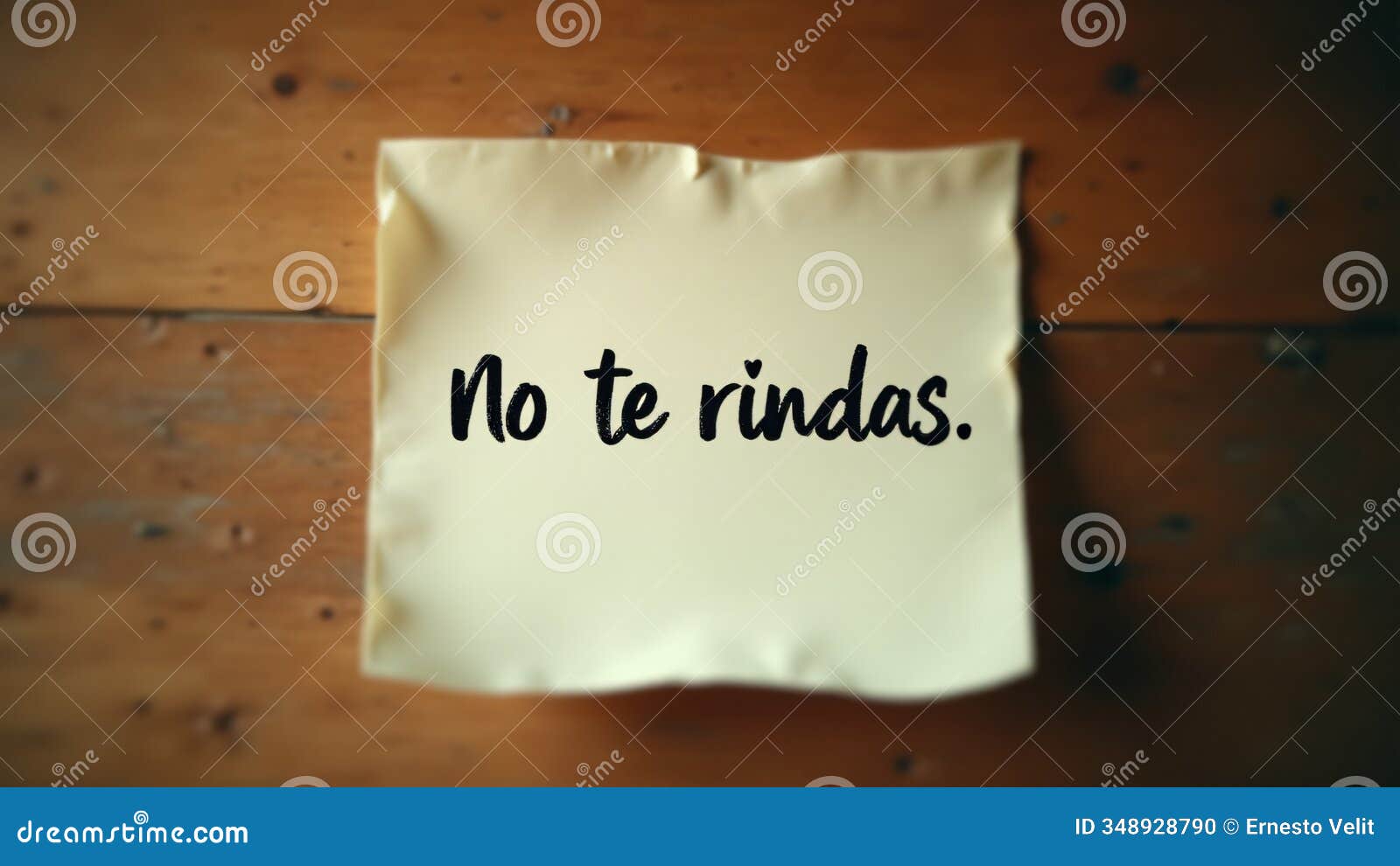 la frase no te rindas escrita en marcador negro