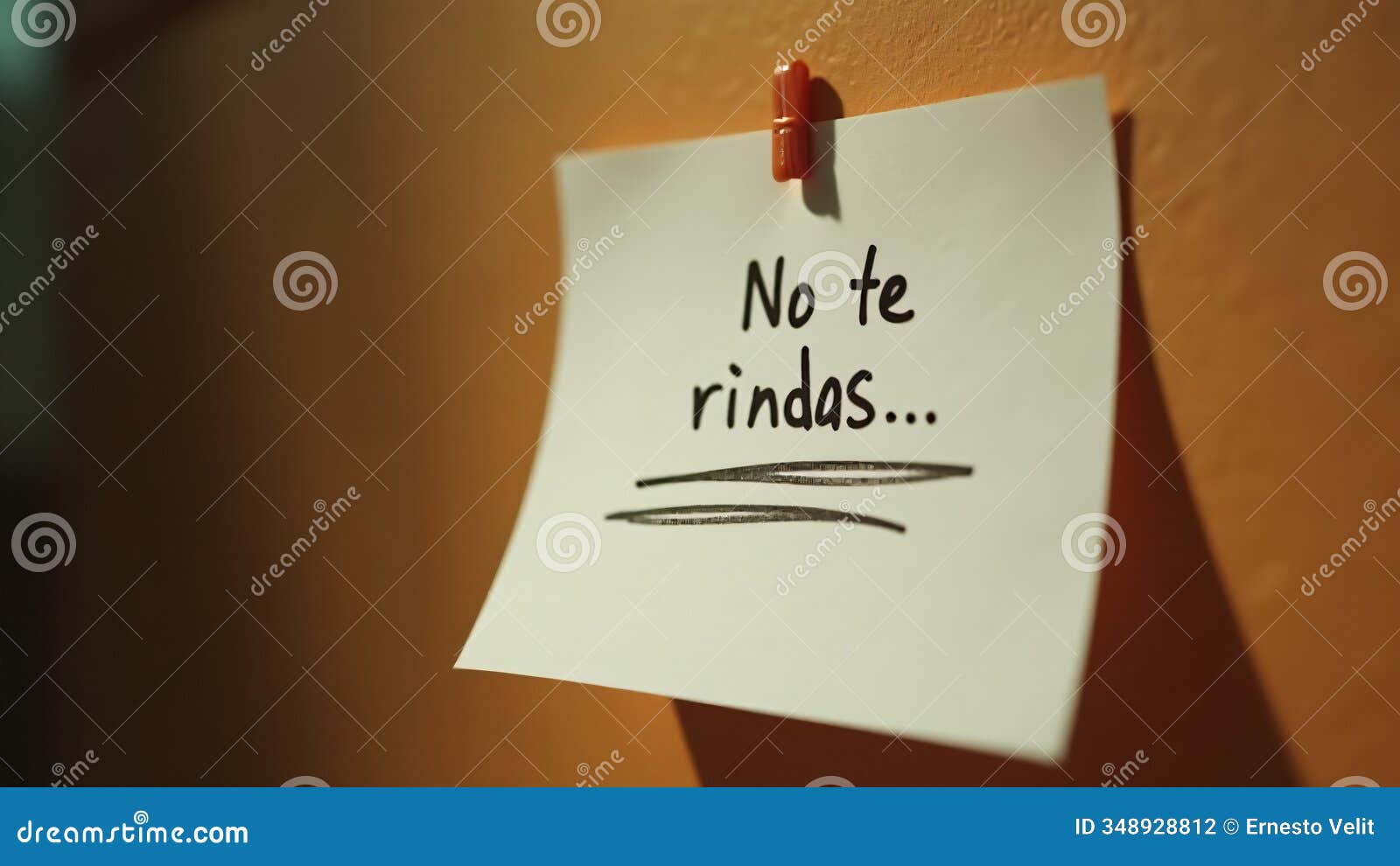 la frase no te rindas escrita en marcador negro