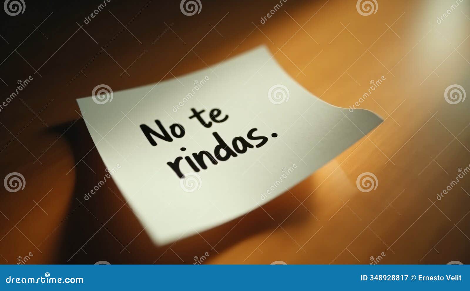la frase no te rindas escrita en marcador negro