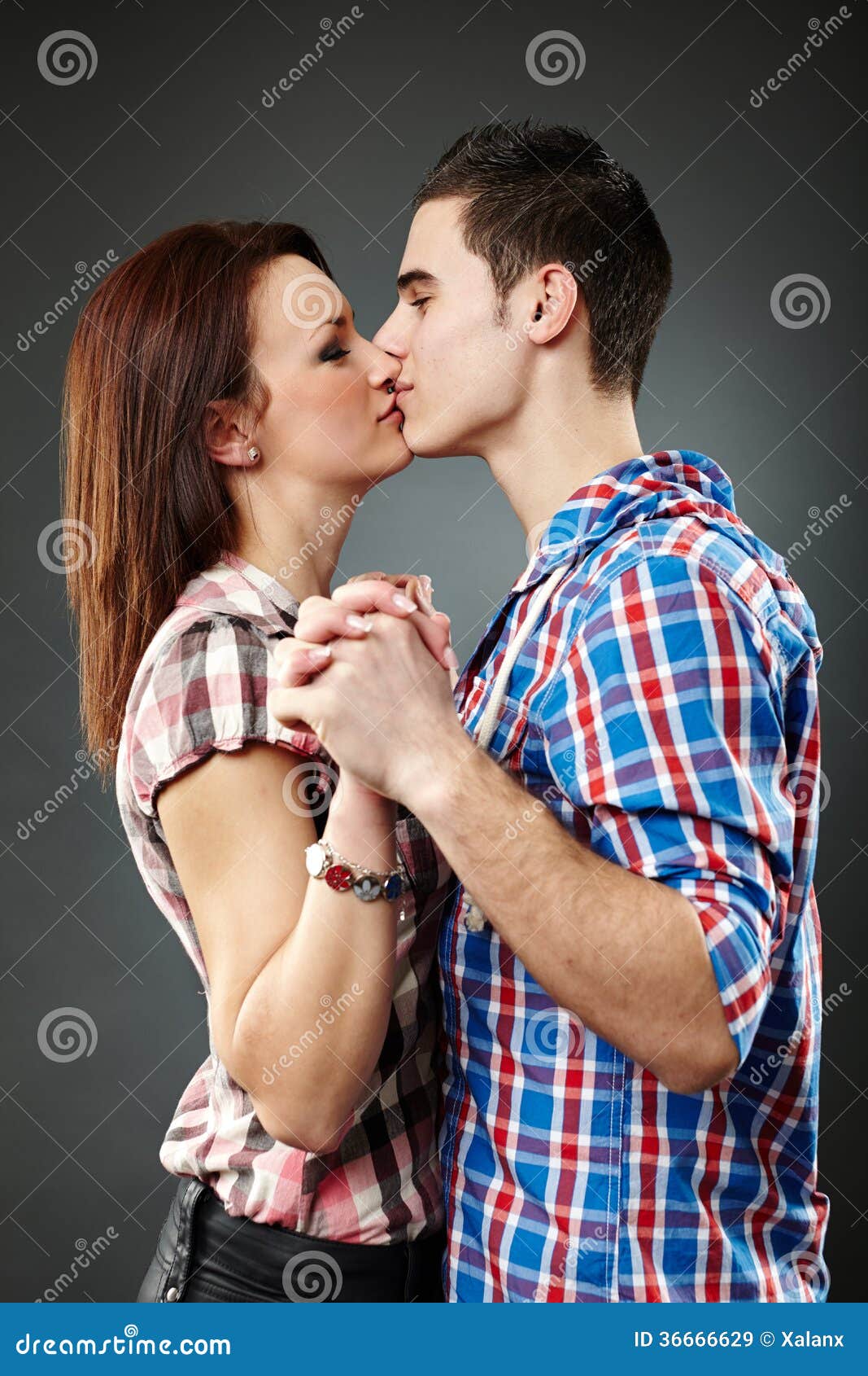 Kissing pose hi-res stock photography and images - Page 4 - Alamy