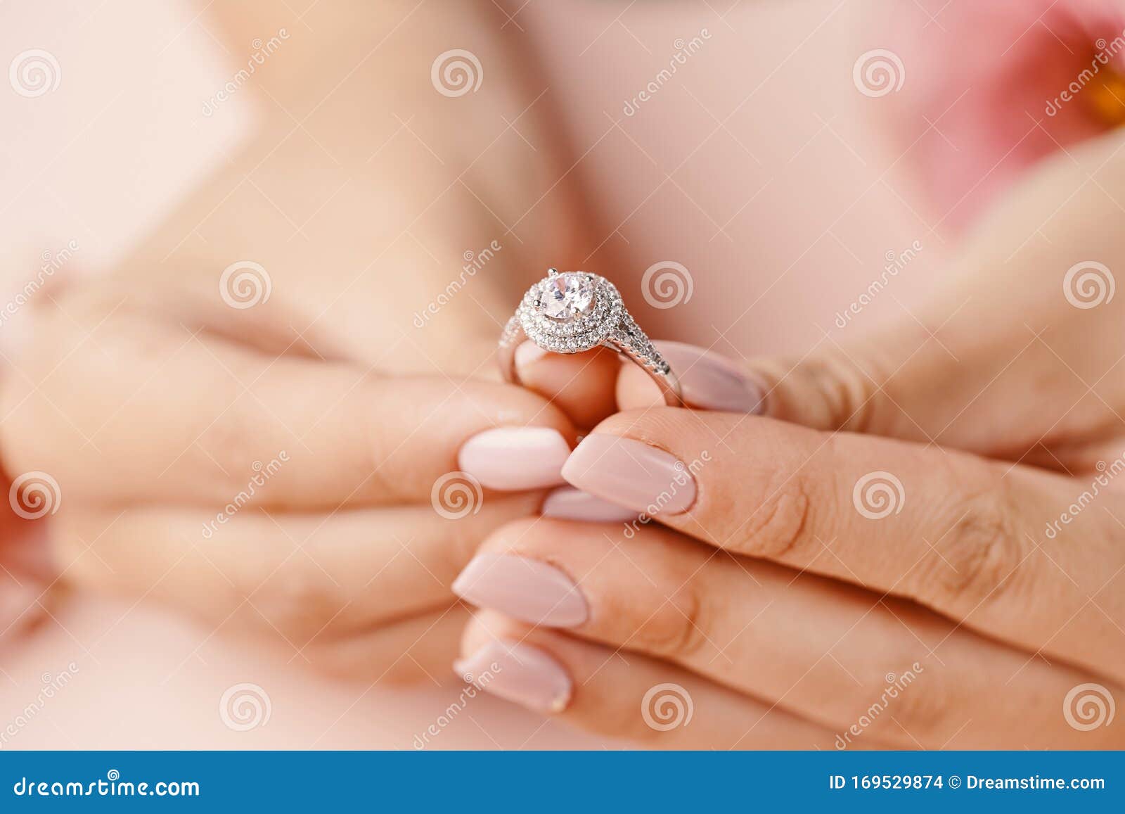 Premium Photo | Engagement ring with a stone on the gentle bride's hand