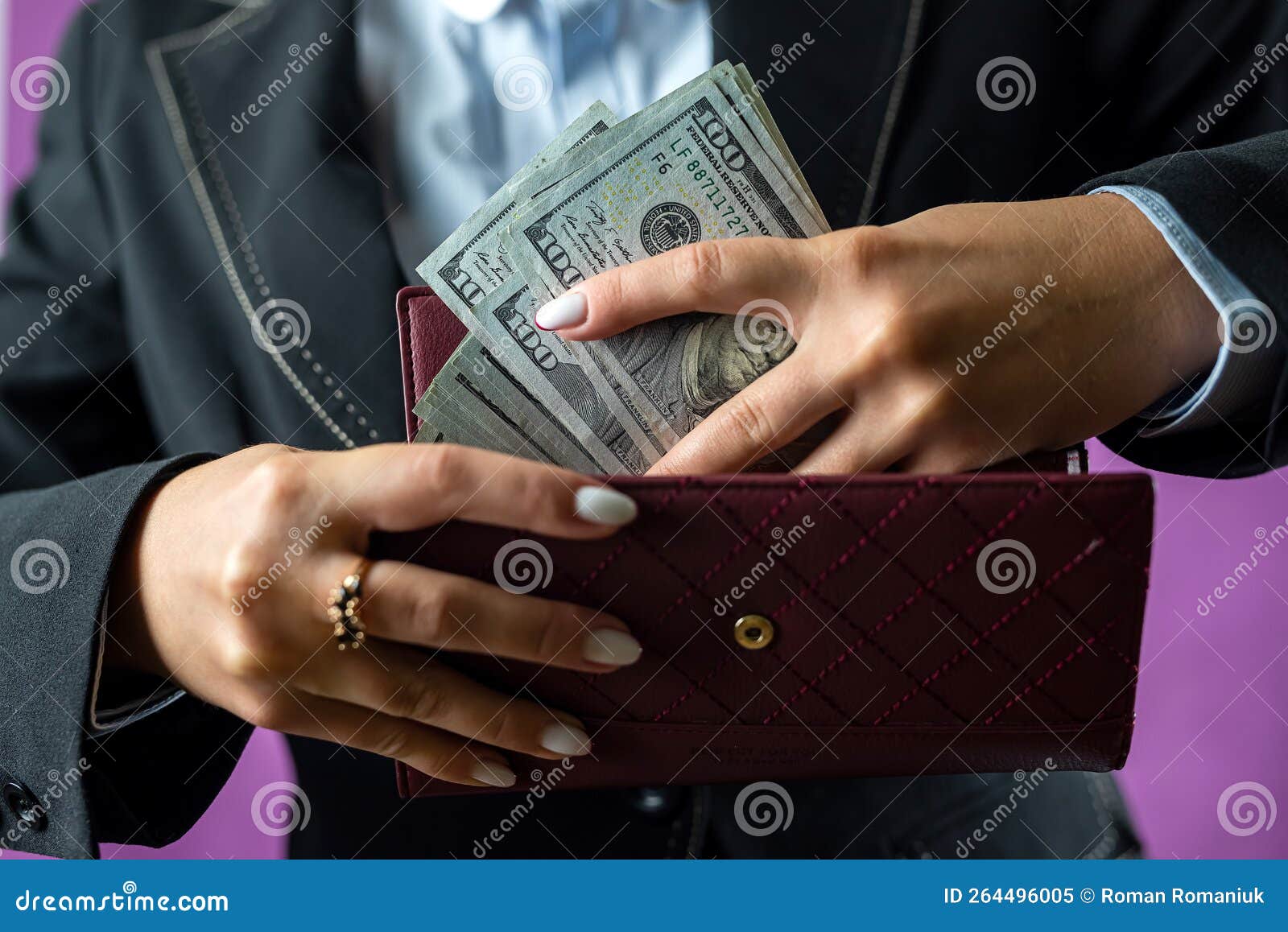 One Us Dollar Bill In A Purse On Hardwood Table Stock Photo - Download  Image Now - American Culture, American One Dollar Bill, Black Color - iStock