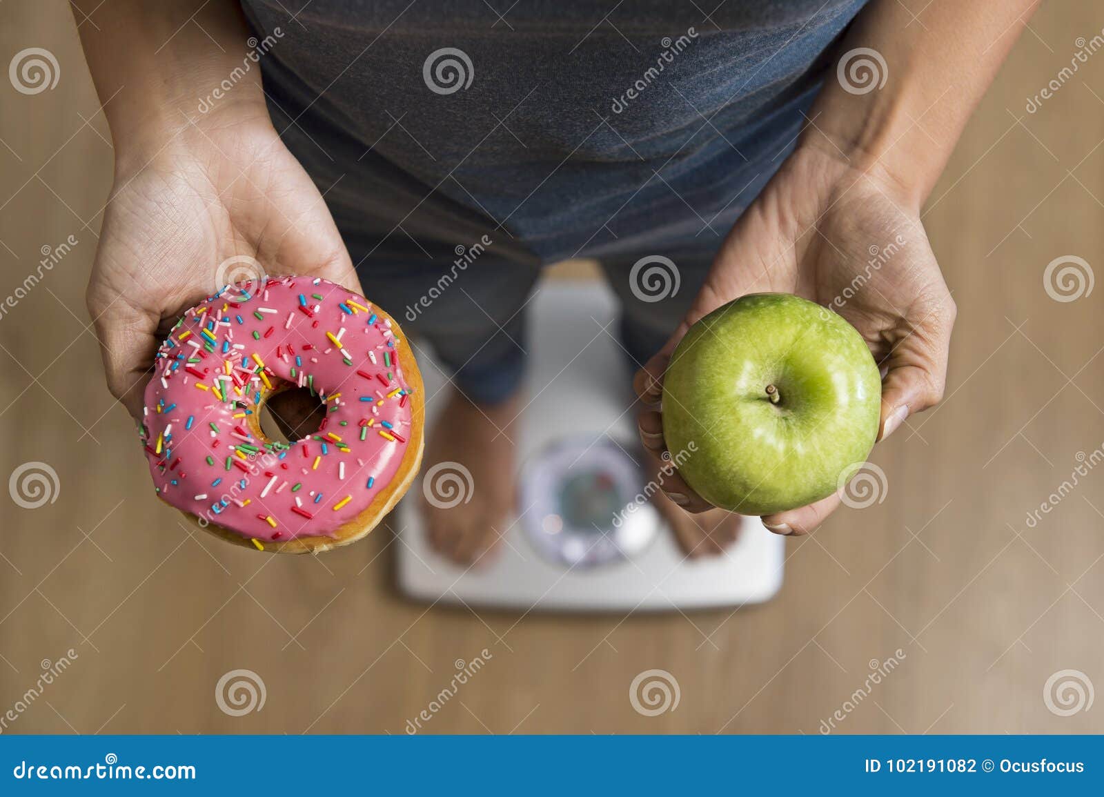 https://thumbs.dreamstime.com/z/close-up-woman-weight-scale-holding-her-hand-apple-fruit-donut-as-choice-healthy-versus-unhealthy-food-dessert-health-102191082.jpg