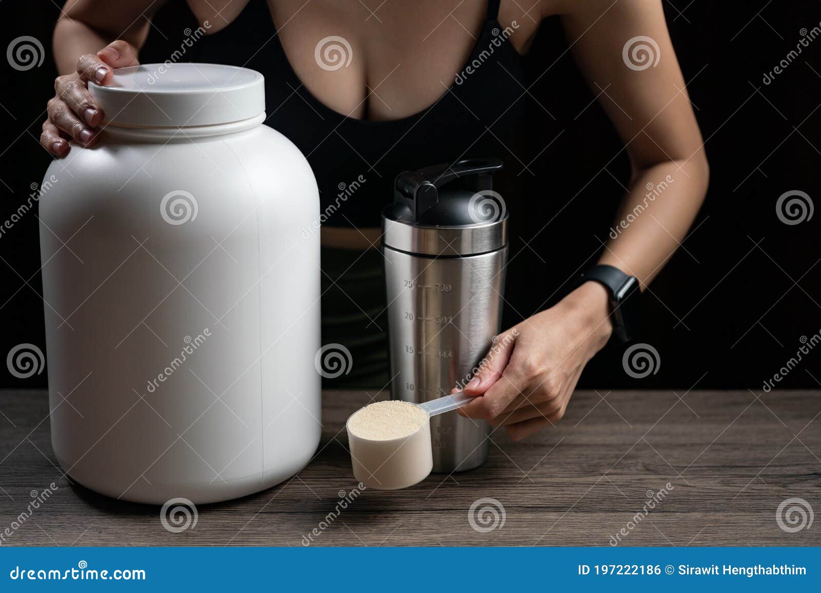 https://thumbs.dreamstime.com/z/close-up-women-measuring-scoop-whey-protein-jar-shaker-bottle-preparing-protein-shake-close-up-women-197222186.jpg