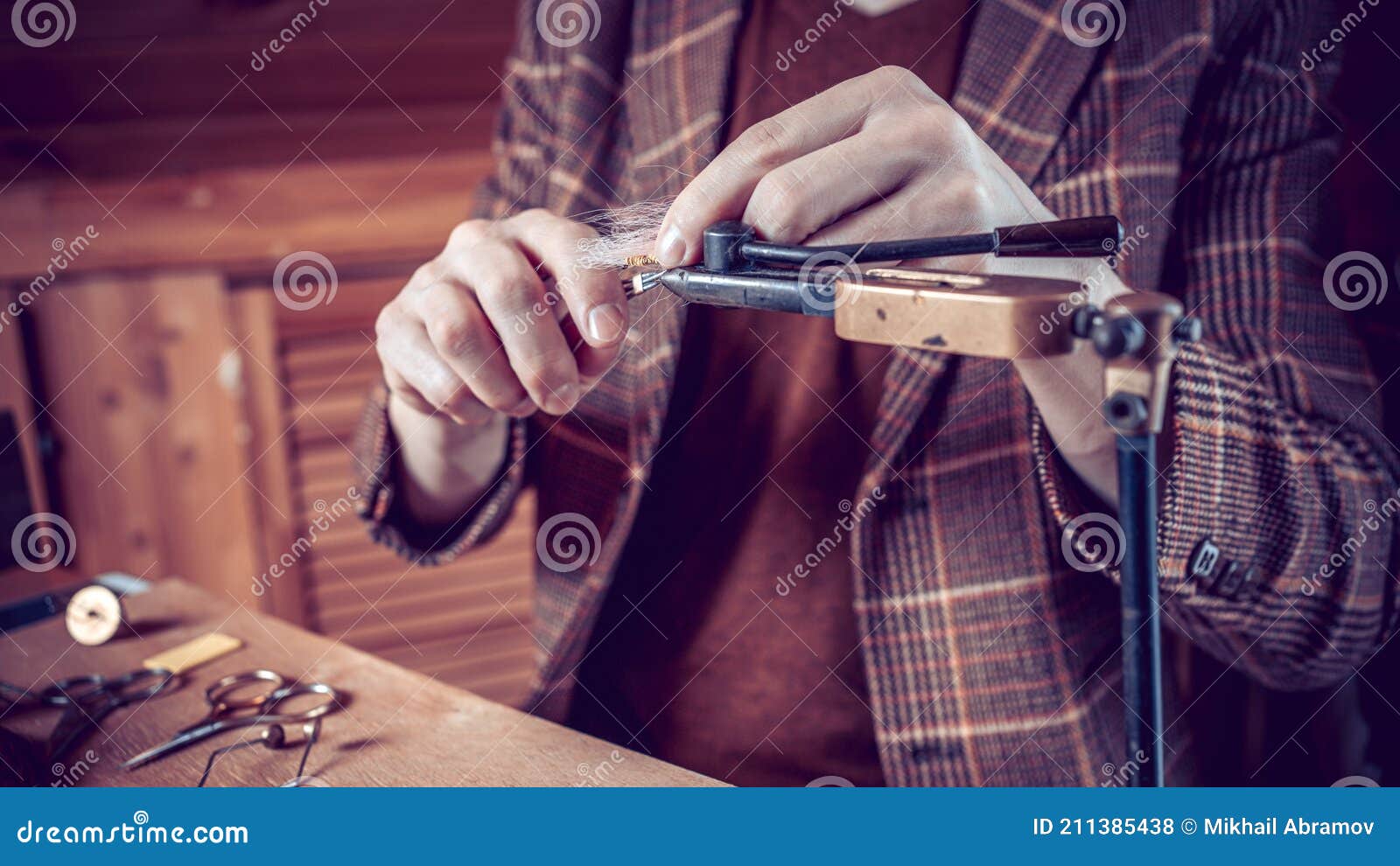 https://thumbs.dreamstime.com/z/close-up-young-man-s-hands-tying-fly-fishing-photo-211385438.jpg