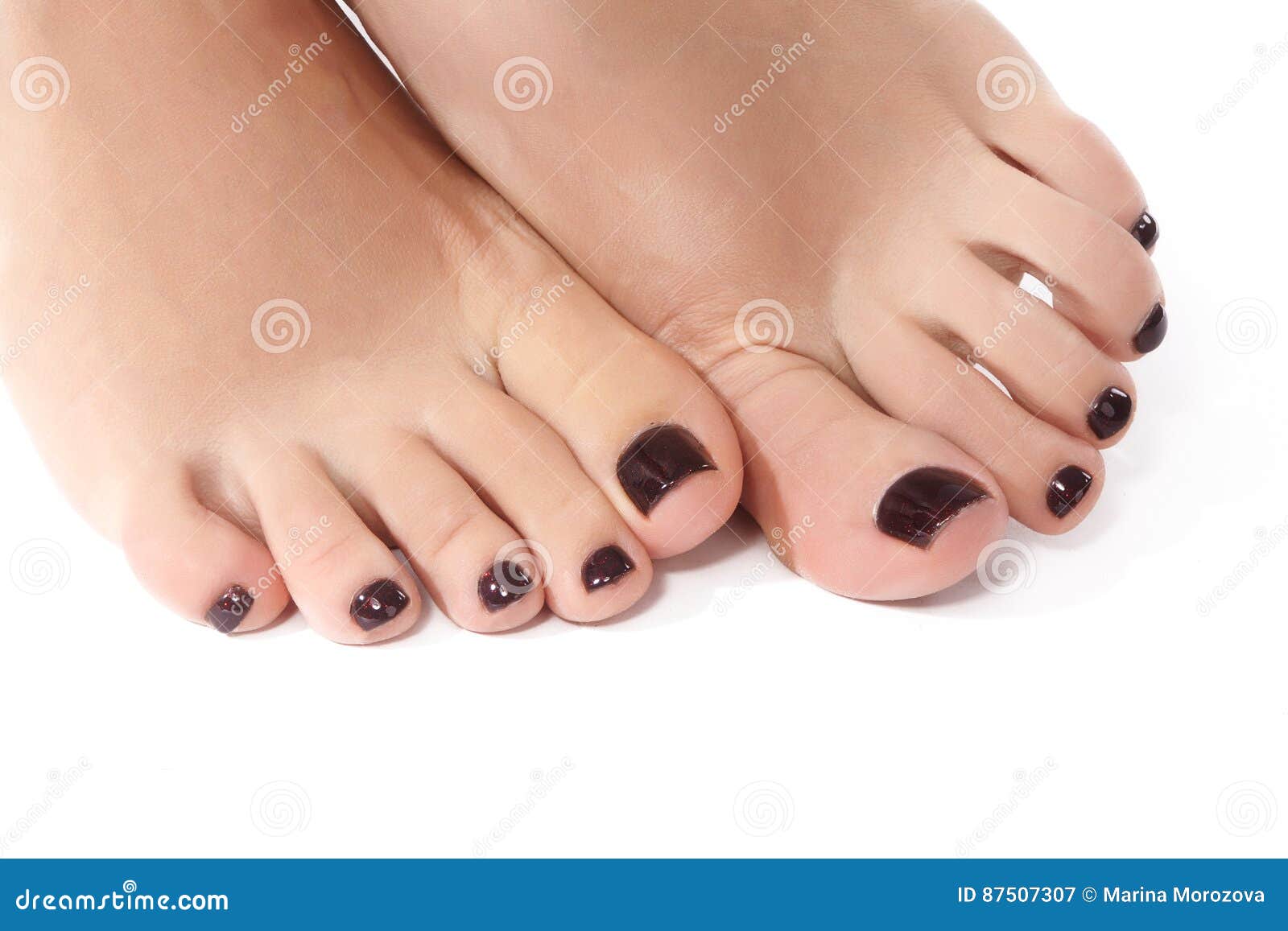 Close-upfoto Van Mooie Vrouwelijke Voeten Met Rode Pedicure De Schone Zachte Huid, Gezonde Spijkers Gel Poetst, Vrouwen` S Be Stock Afbeelding - Image of gezondheid, recreatief: 87507307