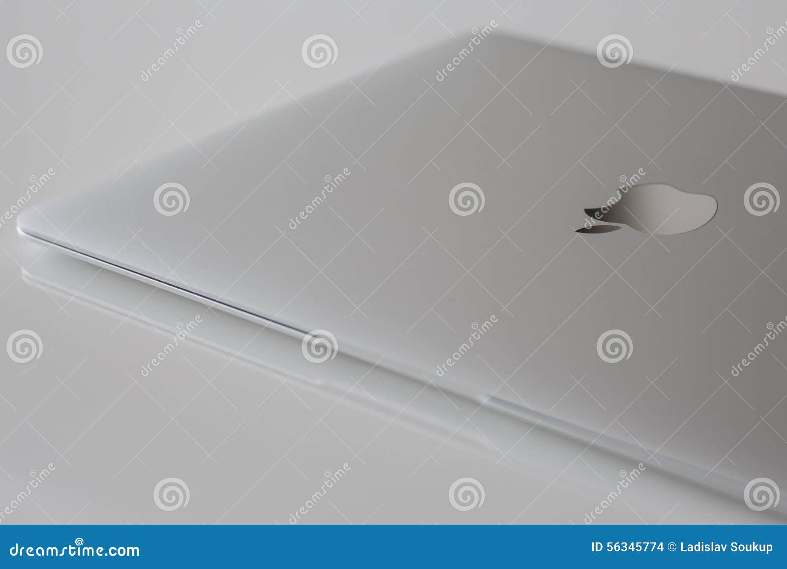 Closed MacBook 12 Silver 1st Gen Editorial Stock Image - Image of ...