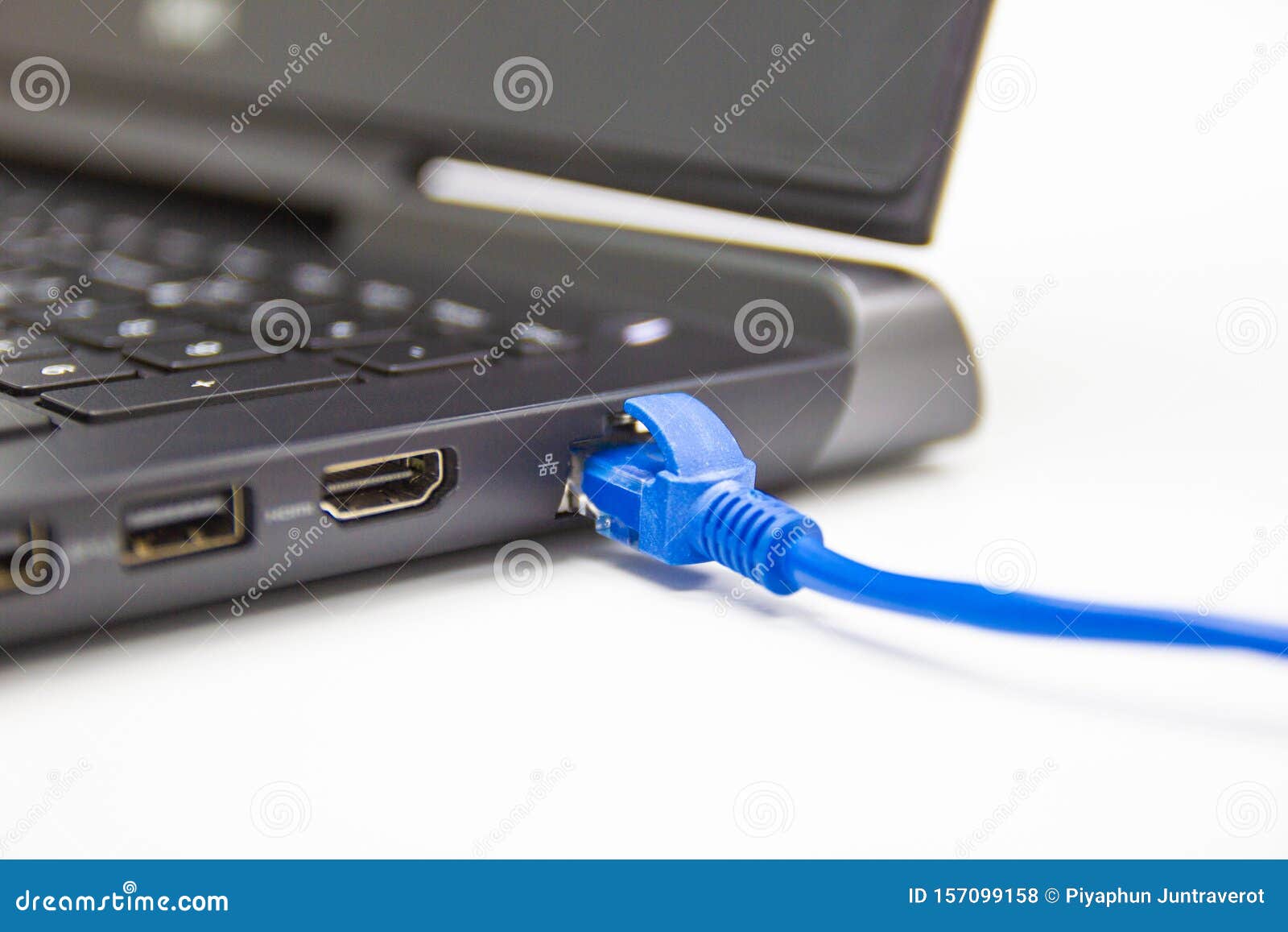 promjer živ Odgovoriti na telefon  Blue Cable Network Connection To a Lan Port of Laptop Computer on White  Table Stock Photo - Image of network, connection: 157099158