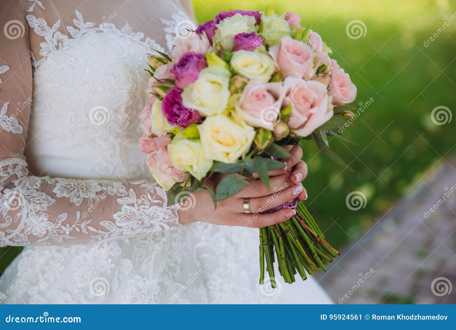 Closeup of Bride Hands Holding Beautiful Wedding Bouquet with White and ...