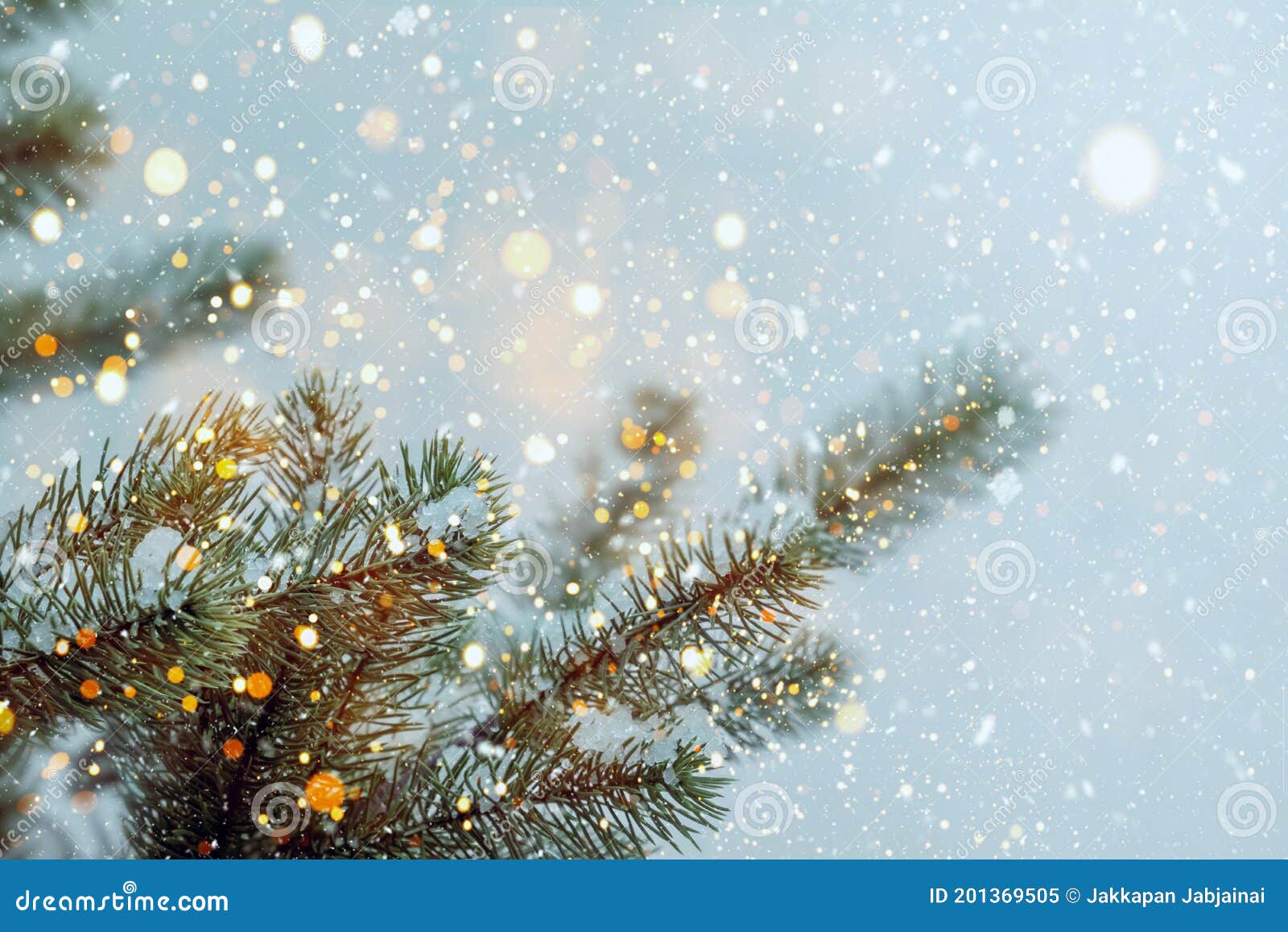 Cây thông Noel lấp lánh với đèn led và đầy màu sắc sẽ khiến bạn choáng ngợp và cảm nhận được không khí noel đang đến gần. Hãy xem hình ảnh để thấy được sự long lanh của cây thông giáng sinh.