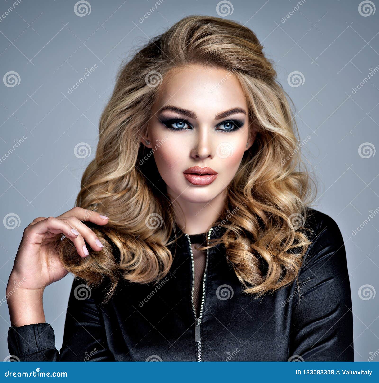 albue gårdsplads Ansigt opad Beautiful Blonde Girl with Makeup in Style Smoky Eyes Stock Photo - Image  of model, female: 133083308