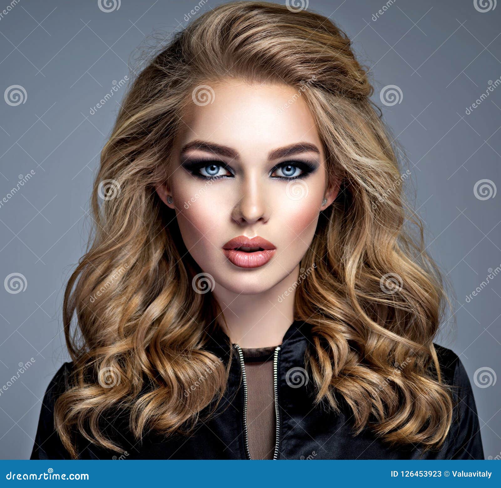 Il Mellemøsten Embankment Beautiful Blonde Girl with Makeup in Style Smoky Eyes. Stock Image - Image  of portrait, female: 126453923