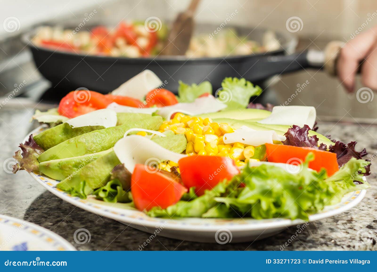 https://thumbs.dreamstime.com/z/closeup-fresh-salad-dish-female-cooking-pan-black-background-33271723.jpg