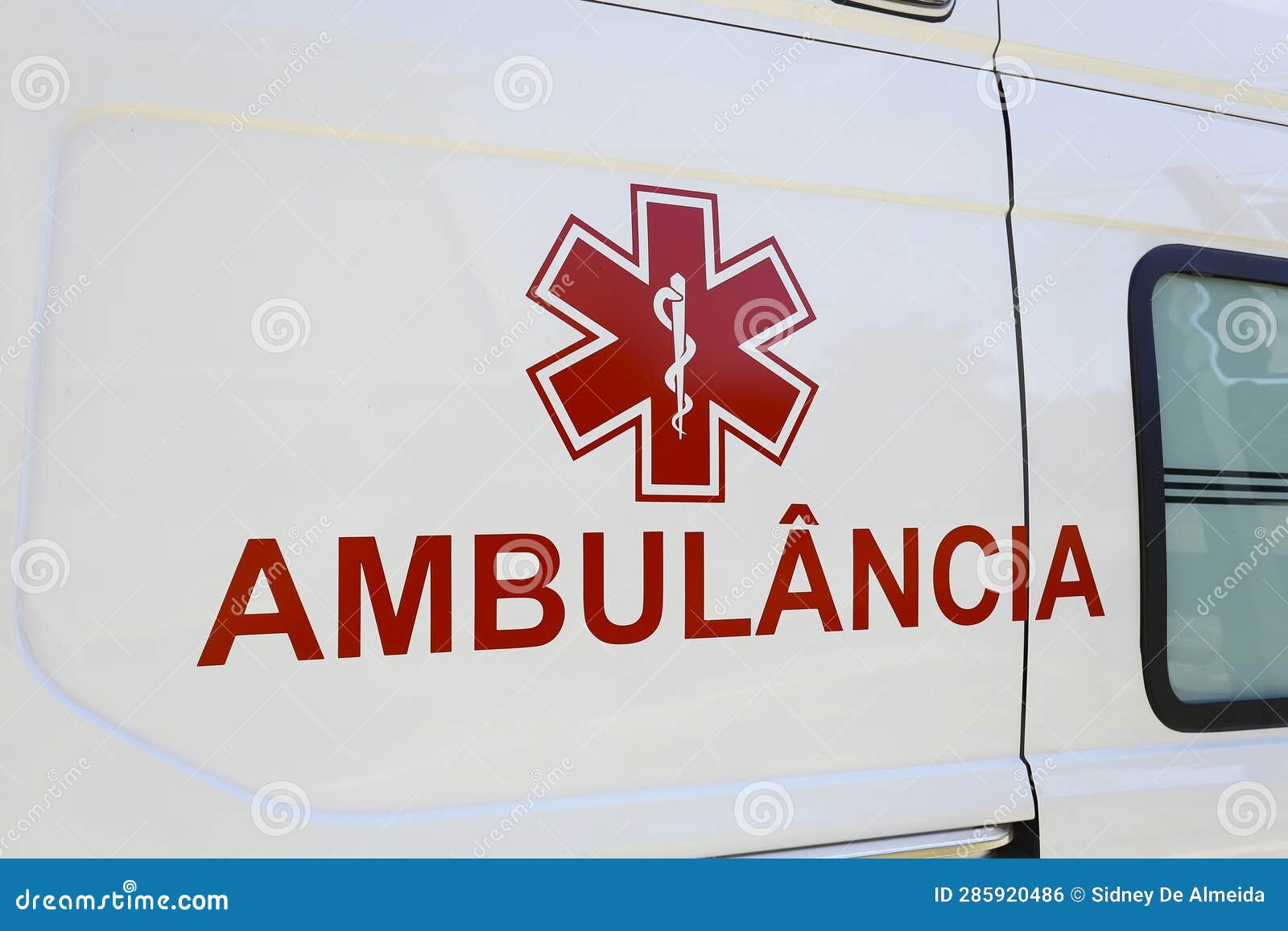 closeup of generic ambulance car description - in portuguese: ambulancia