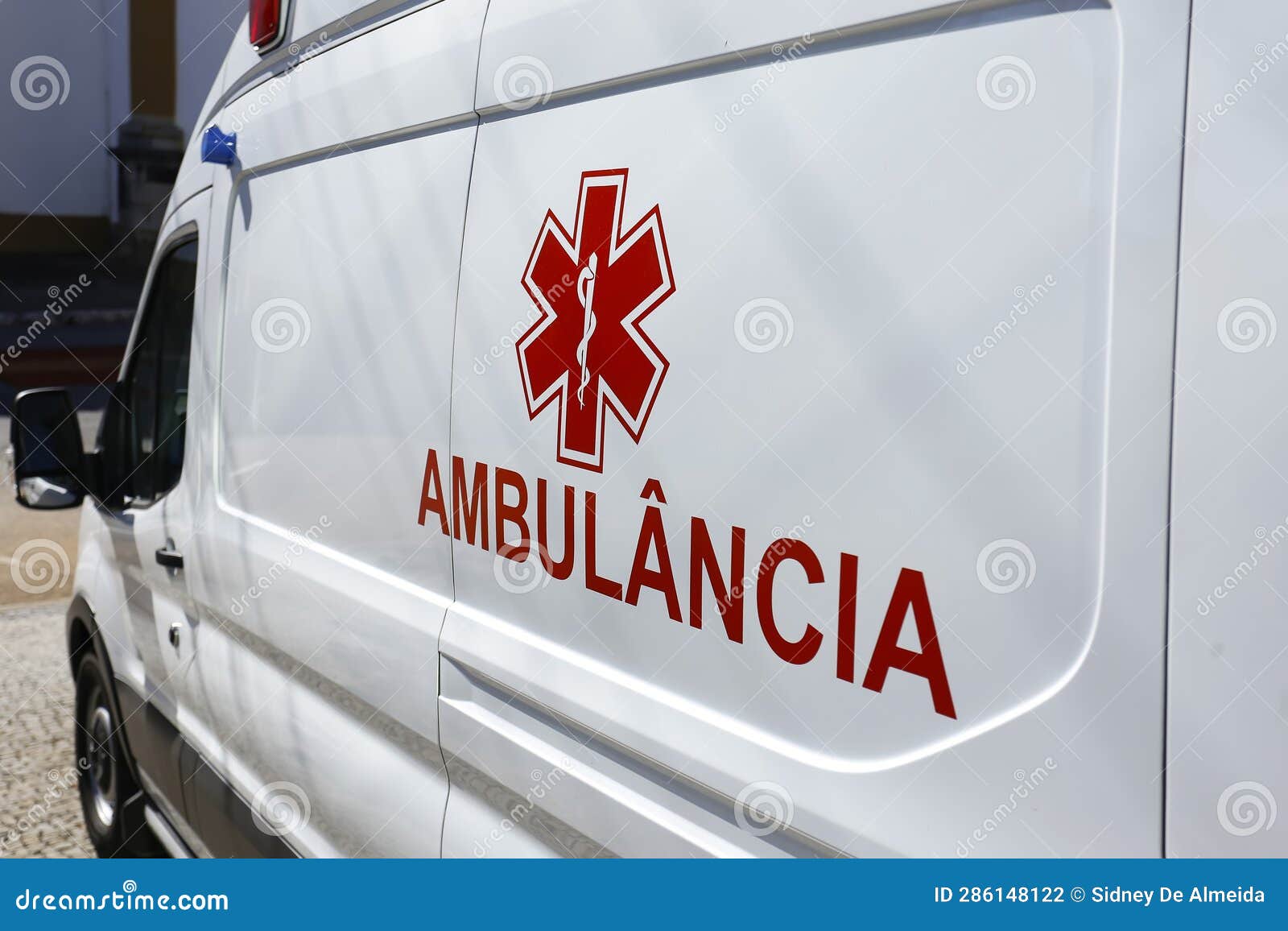 closeup of generic ambulance car description - in portuguese: ambulancia