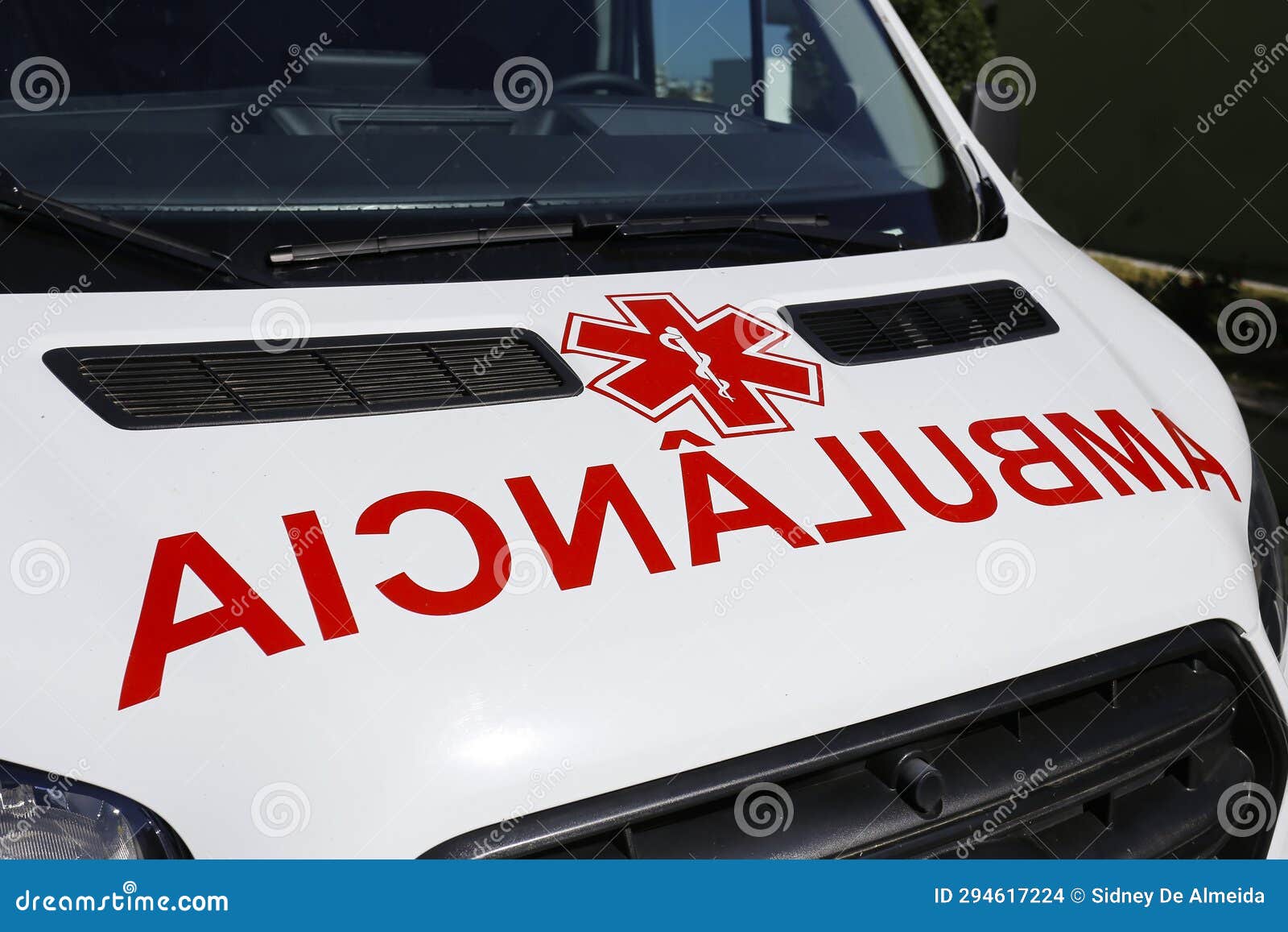 closeup of generic ambulance car description - in portuguese: ambulancia