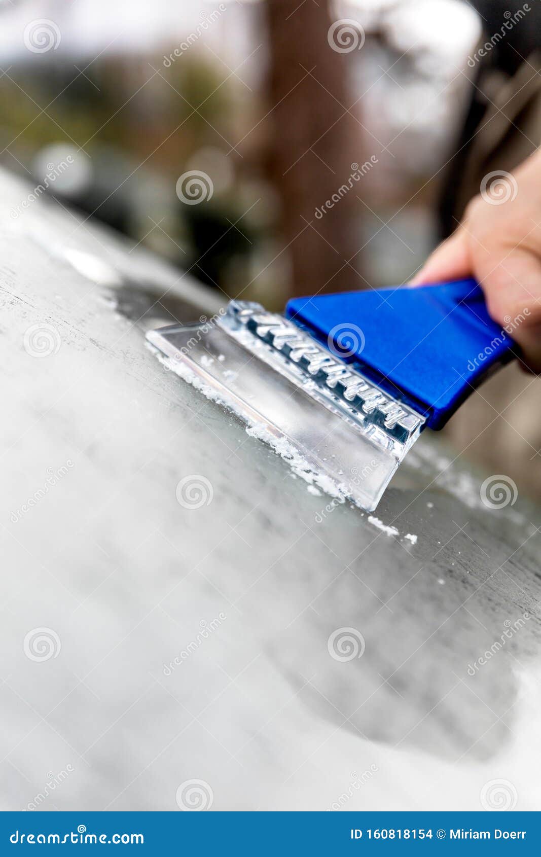 Closeup, L'homme Gratte La Glace Du Pare-brise De La Voiture Avec