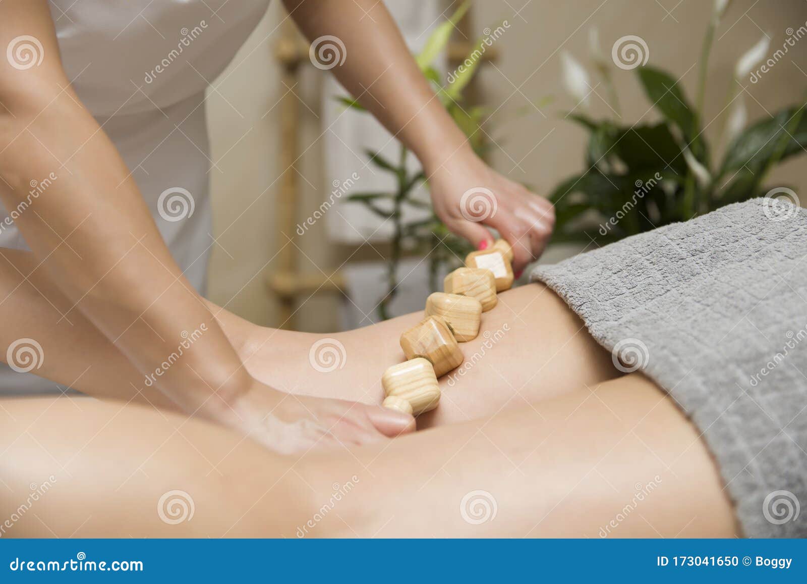 maderotherapy anti-cellulite massage with wooden roller massager