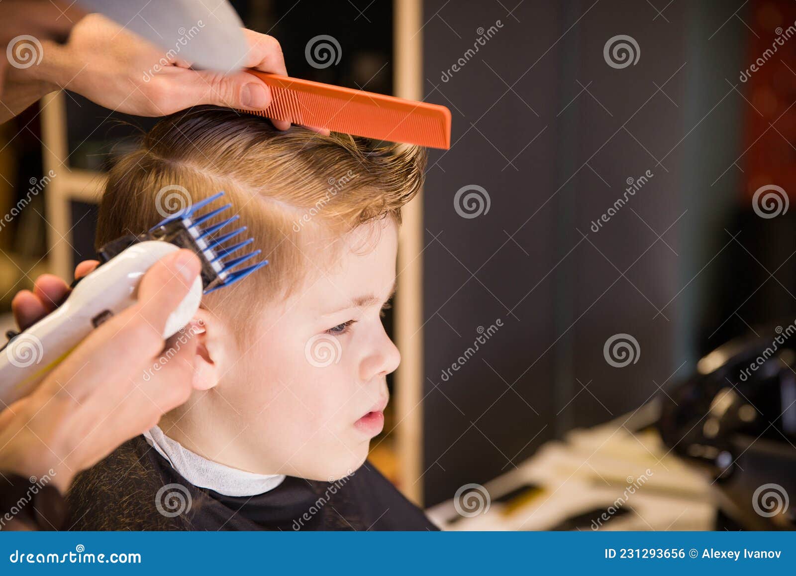 Closeup Man Mains Grooming Gamin Cheveux Dans Barber Shop. Garçon Coupé  Avec Machine à Coiffer. Portrait D'enfant Mâle à Photo stock - Image du  main, blonde: 231293656