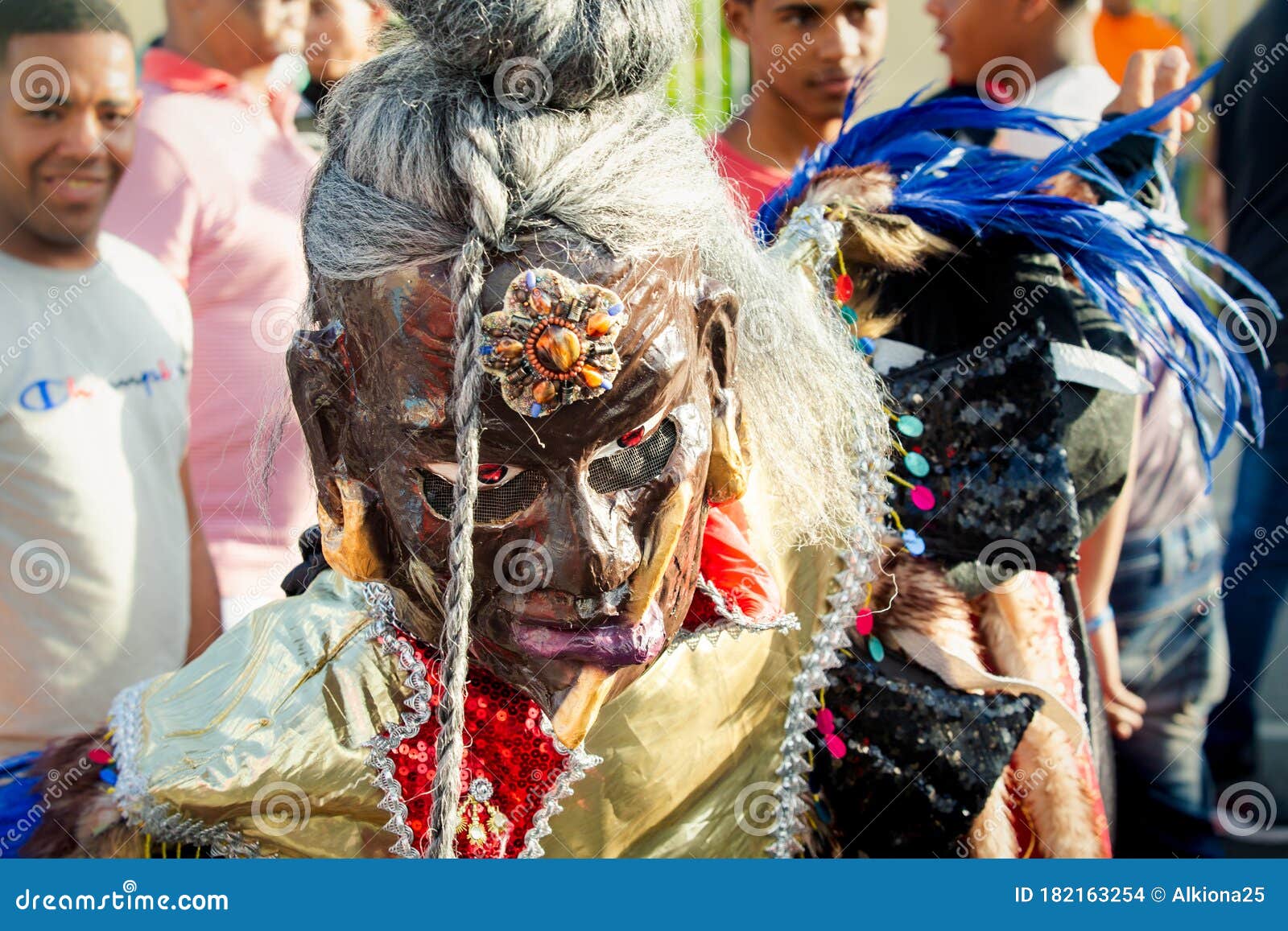 Siësta hengel Traditioneel Closeup Man in Origineel Masker En Poets Voor Foto Op Dominicaans Carnaval  Redactionele Stock Afbeelding - Image of viering, mensen: 182163254