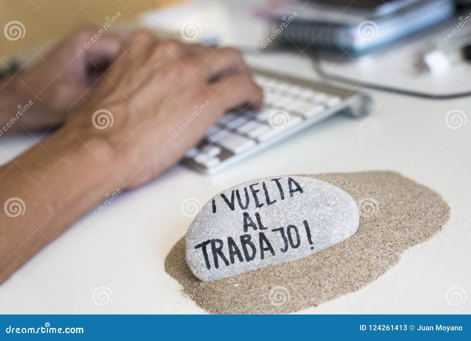 man at office and text back to work in spanish