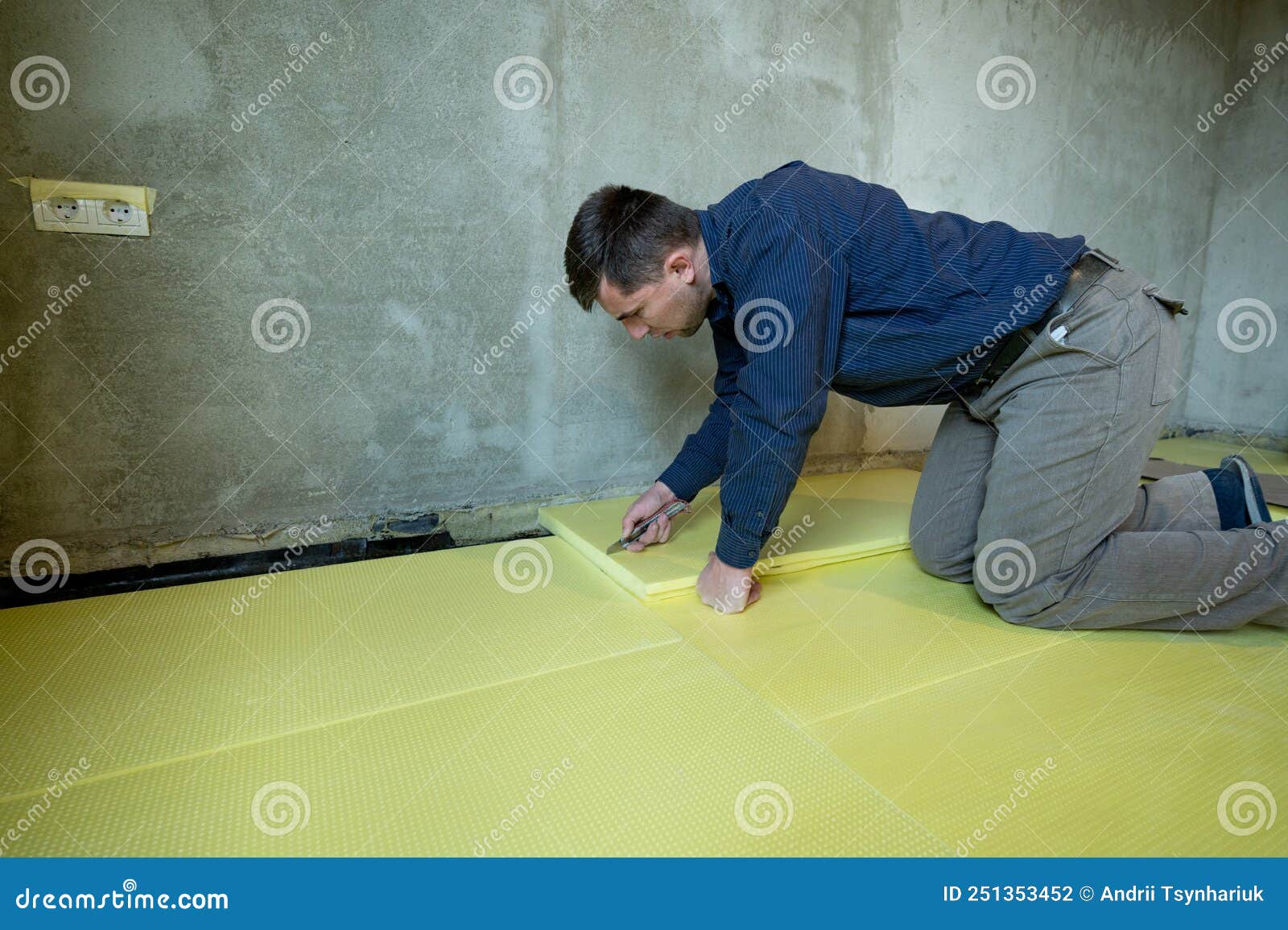 Closeup of the Master Coupe La Taille Du Polystyrène Expansé Sur Le Sol Le  Processus D'isolation De Plancher Dans La Maison. Photo stock - Image du  polystyrène, remontez: 251353452