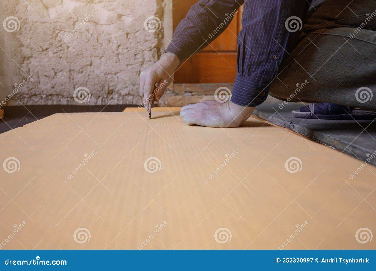 Closeup of the Master Coupe La Taille Du Polystyrène Expansé Sur Le Sol Le  Processus D'isolation De Plancher Dans La Maison. Image stock - Image du  construction, manuel: 252320997