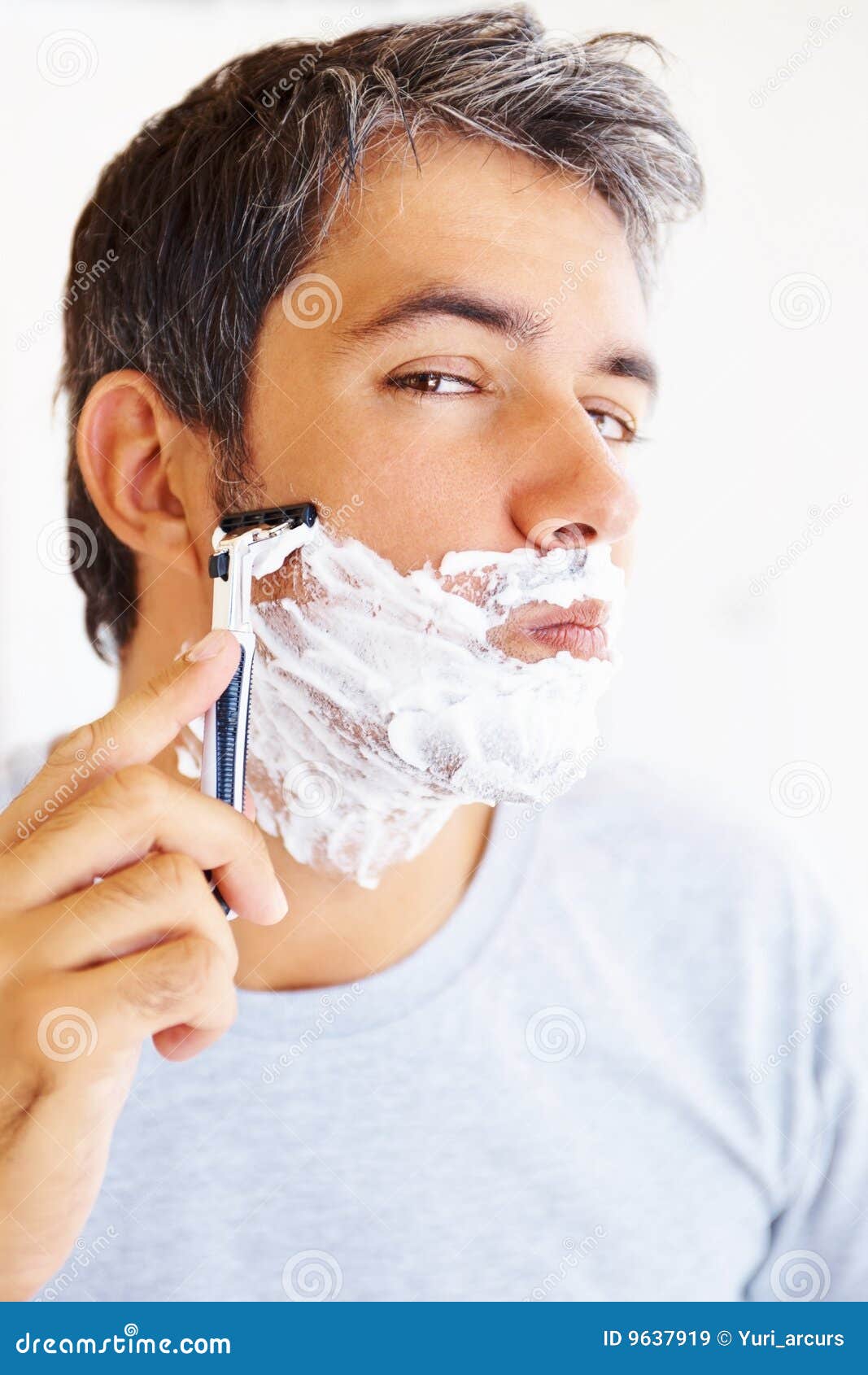 Бреют какое лицо. Мужчина бреется. Бритье лица. Фотосессия бритье. Бритья для мужчин.