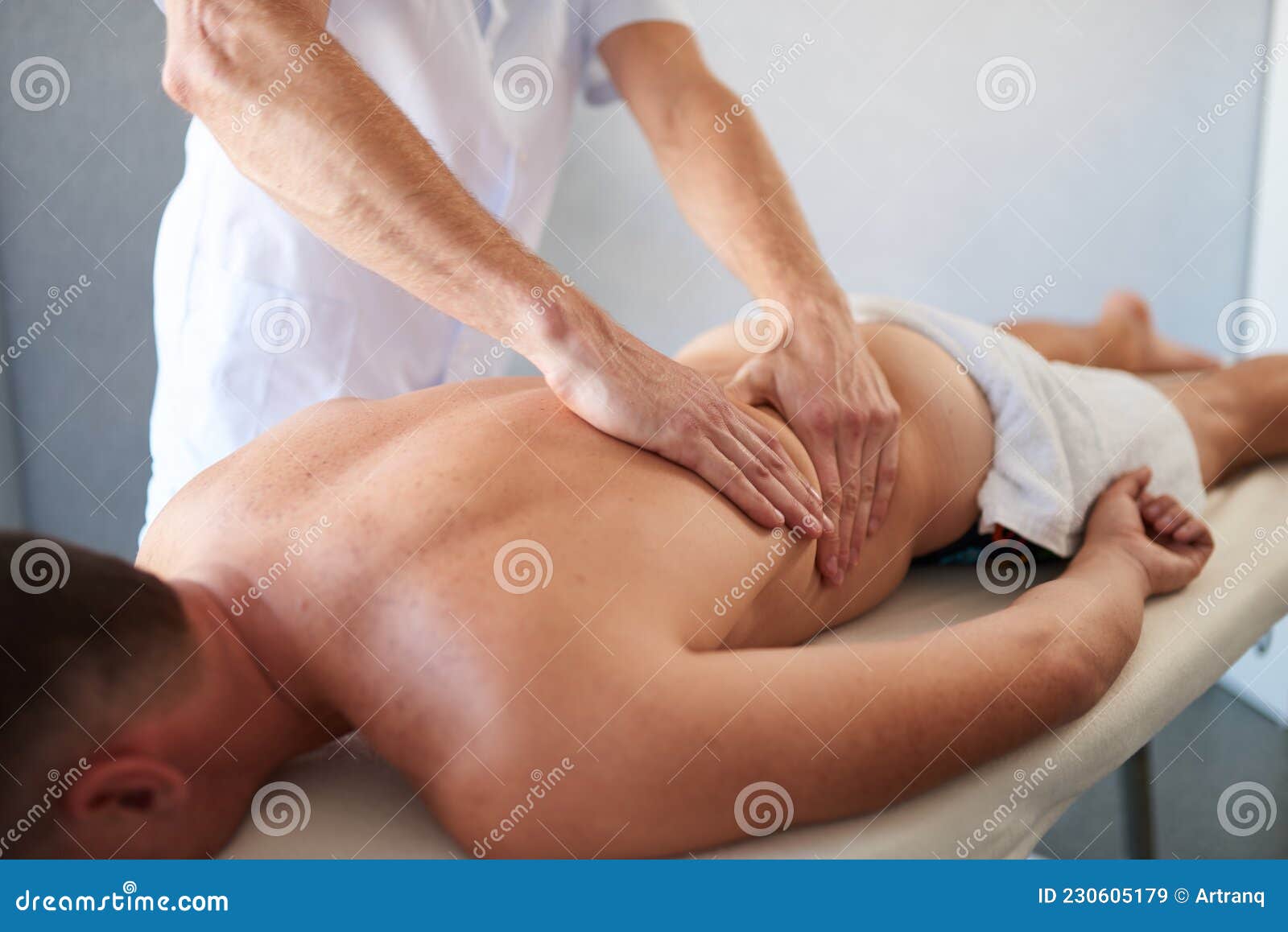 https://thumbs.dreamstime.com/z/closeup-men-massaging-back-massage-cabinet-healthy-lifestyle-bodycare-closeup-man-massaging-back-massage-cabinet-healthy-230605179.jpg