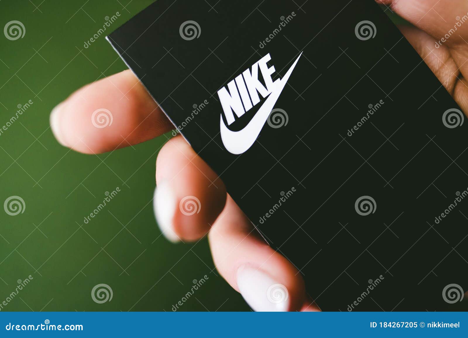 Bạn yêu thương thương hiệu Nike? Hãy xem hình ảnh Nike logo label tuyệt đẹp này để cảm nhận sức hút của nó trên sản phẩm của hãng nhé!