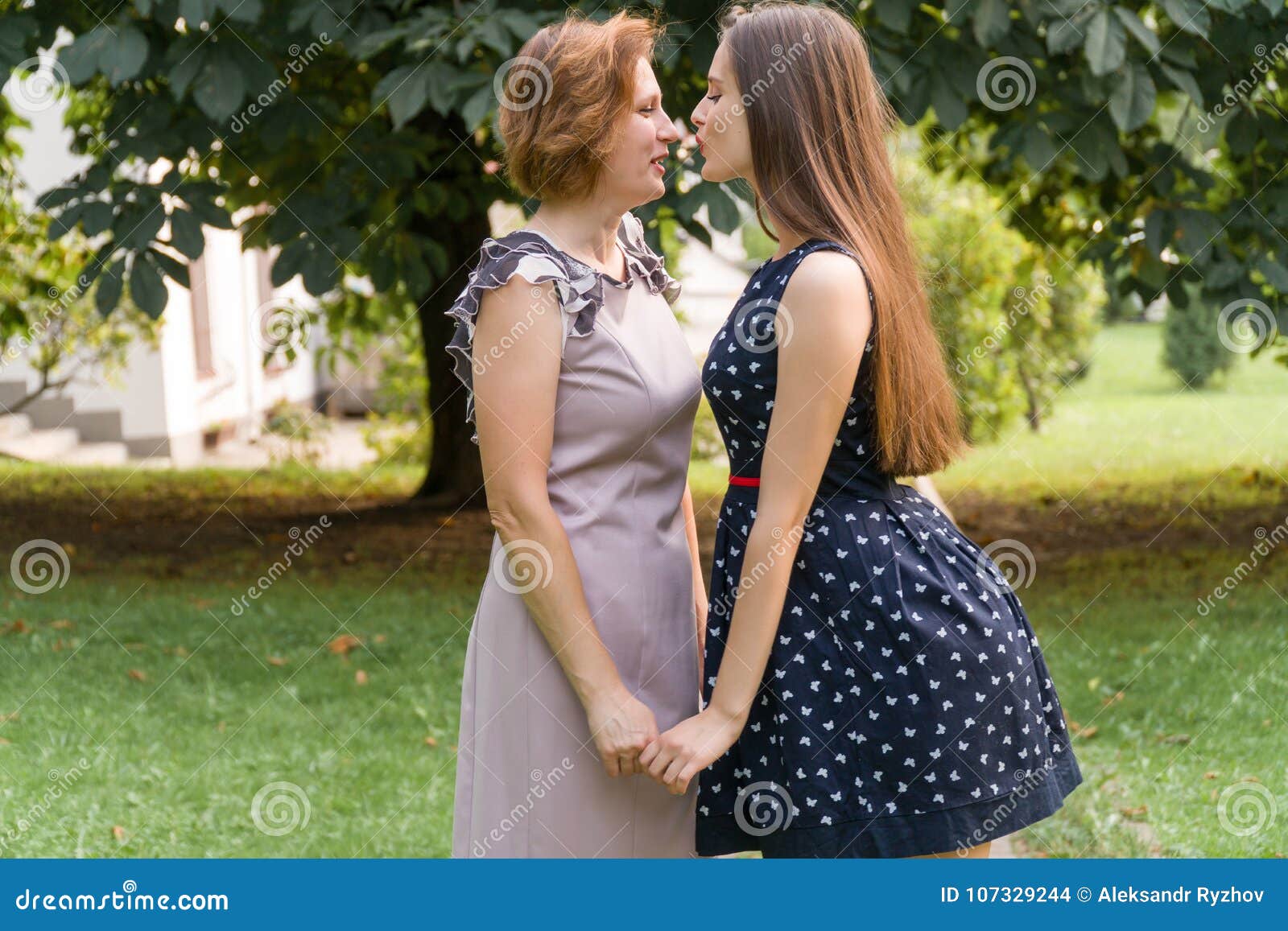 Мамы лесбиянки с русским переводом. Мама с дочкой выпускницей. Мама и взрослая дочь в парке. Мама и дочь выпускница. Взрослая дочка и мама в парке.