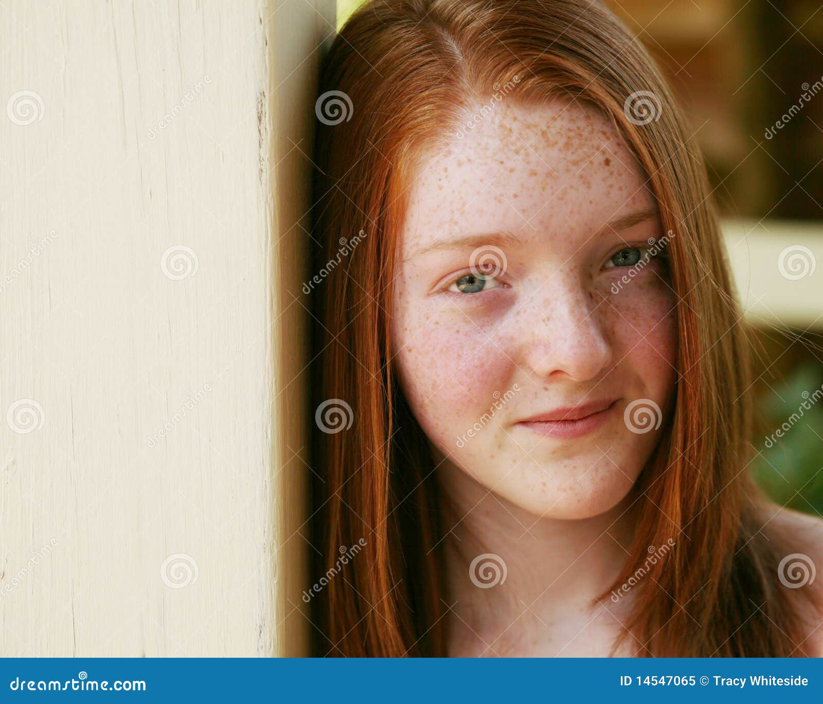 Joven Mujer De Jengibre Con Pecas Mostrando Gesto De Rock