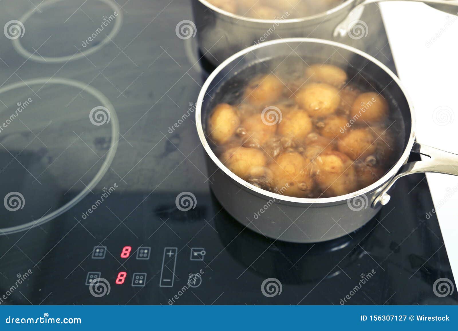 Картошку кидать в кипящую воду. Кипение картошки. Картофель кипит в кастрюле. Картошку готовят на плите. Сохры картошка на плите.