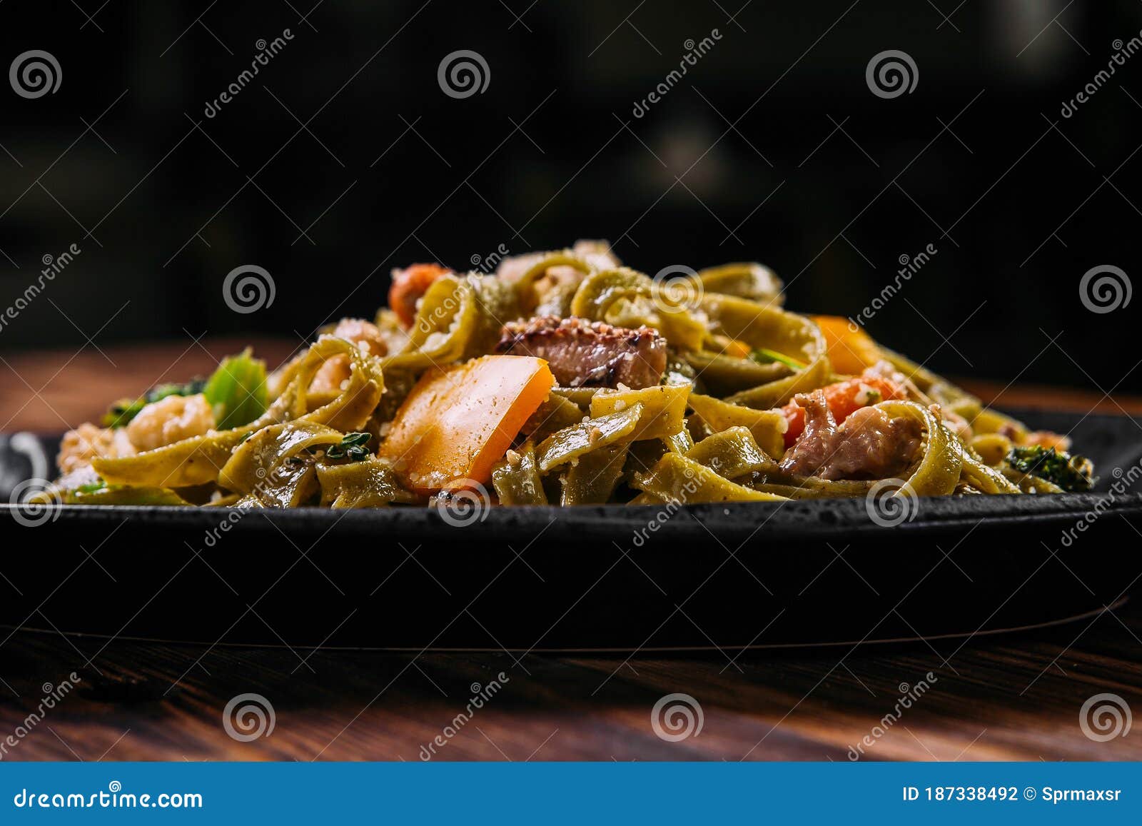 spinach fettuccine pasta with beef and vegetables