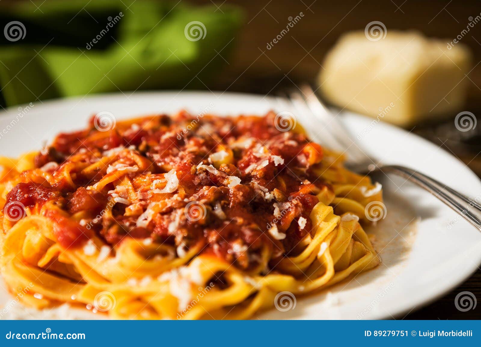 https://thumbs.dreamstime.com/z/closeup-tagliatelle-pasta-bolognese-ragu-over-rustic-table-89279751.jpg