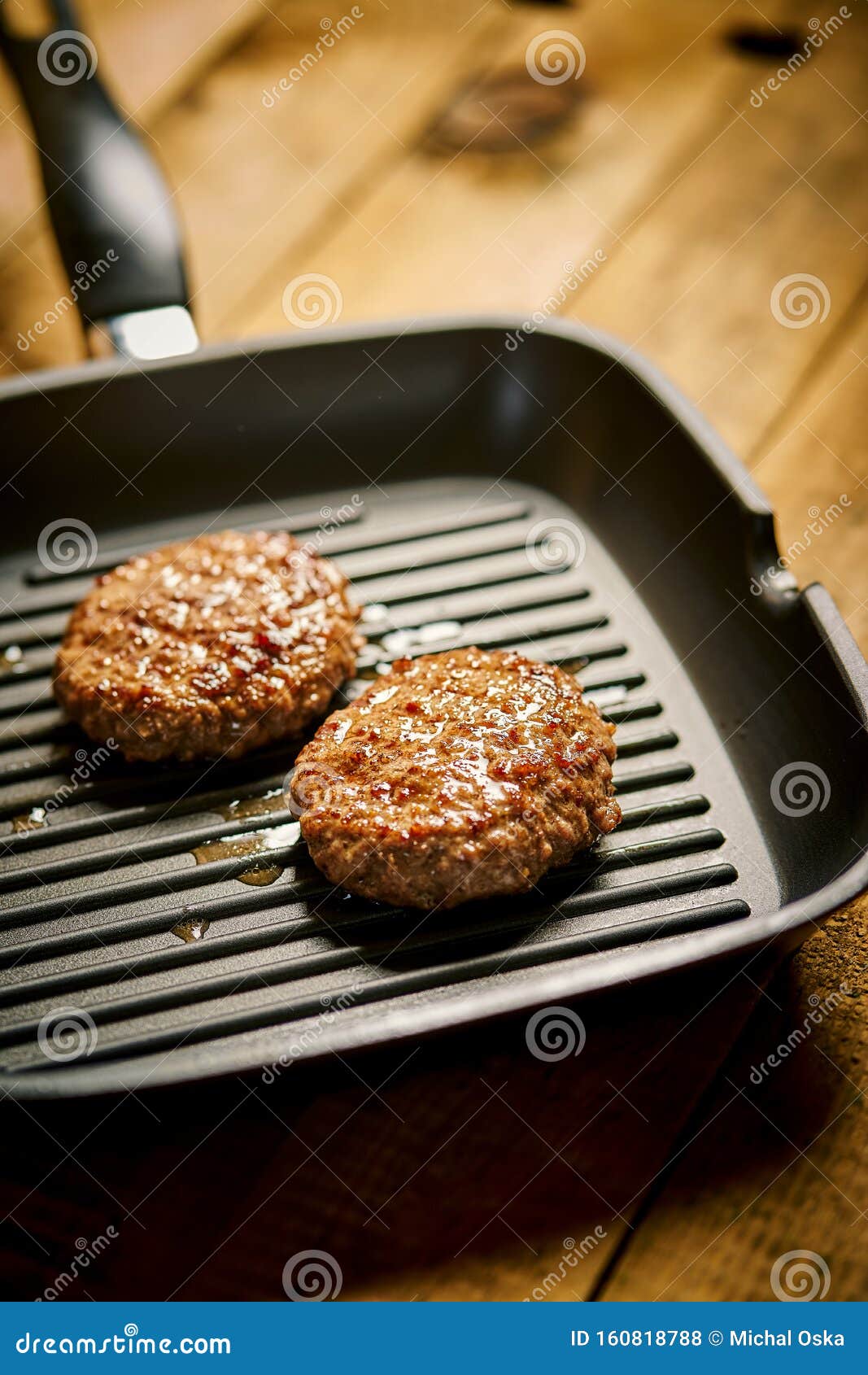 Giraffe vasthouden omhelzing Closeup of Juicy Burgers Fried on Black Grill Pan Stock Photo - Image of  barbecue, fast: 160818788