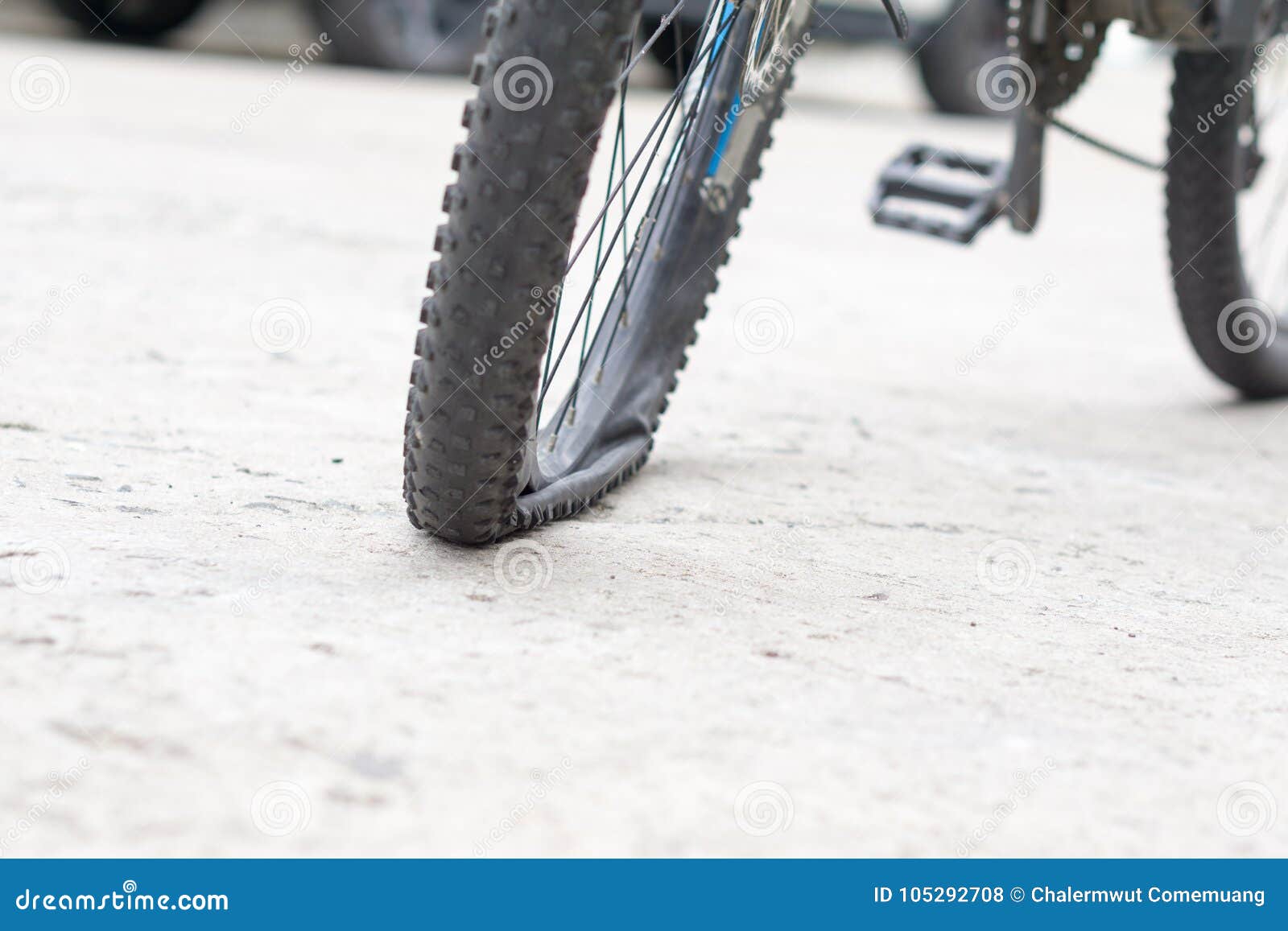 Сдувается колесо велосипеда. Спущенное колесо велосипеда. Велосипед со сдутыми шинами. Подспустило колесо велосипеда. Спускает шины на велосипеде.