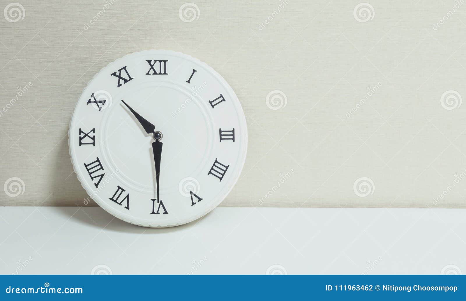 Đồng hồ treo trang trí: Những chiếc đồng hồ treo tường không chỉ đơn thuần là sản phẩm để xem giờ, mà chúng còn là một sản phẩm trang trí tuyệt vời giúp tăng thêm sự sang trọng, tinh tế cho không gian sống của bạn. Hãy cùng đón xem bức ảnh về đồng hồ treo trang trí đẹp đến ngỡ ngàng.