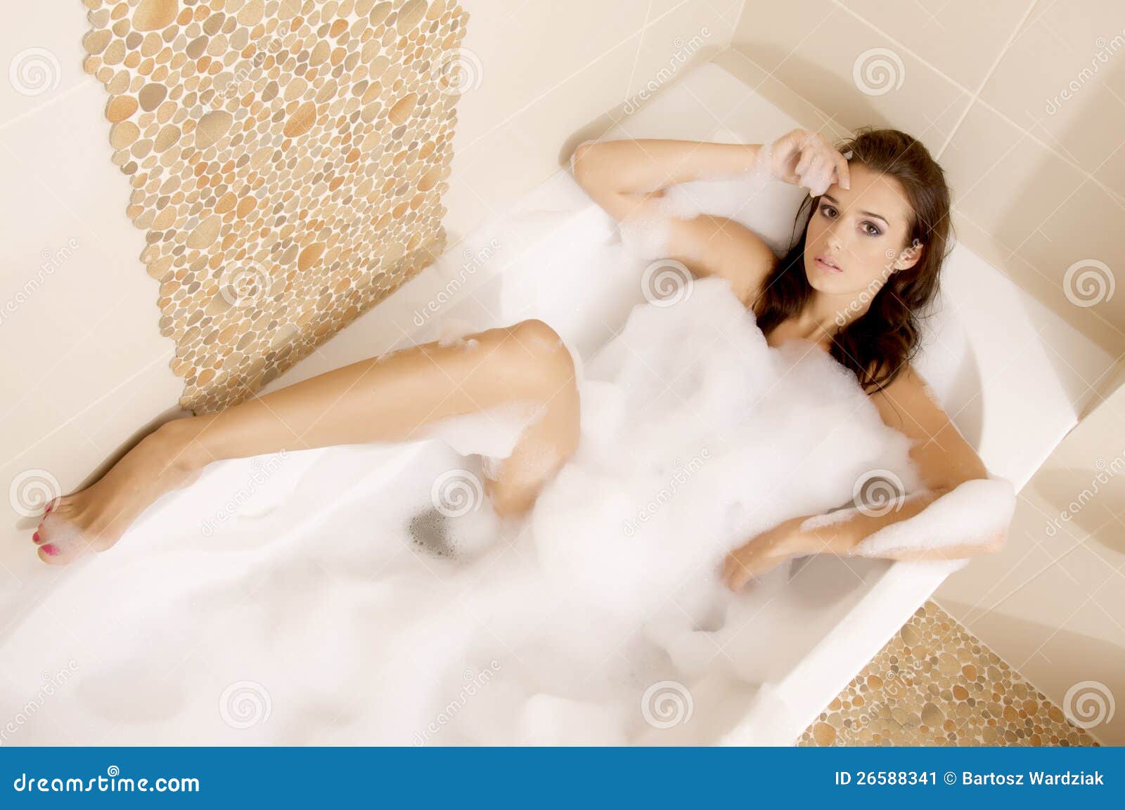 Позирует в ванной. Молодая женщина в ванне. Молодая девушка расслабляется в ванной. Женщина в роскоши в ванне. Ванна крупным планом в ванной.