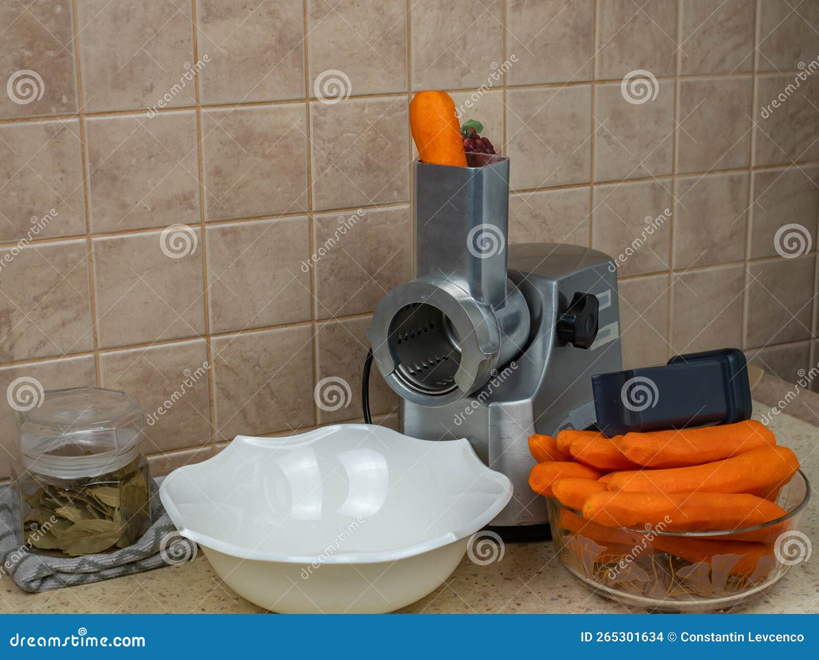 Closeuse D'un Râpe électrique De Carottes Pelées Et D'un Bol Blanc Vide Sur  Une Table De Cuisine Claire. Traitement Photo stock - Image du cuisinier,  préparez: 265301634