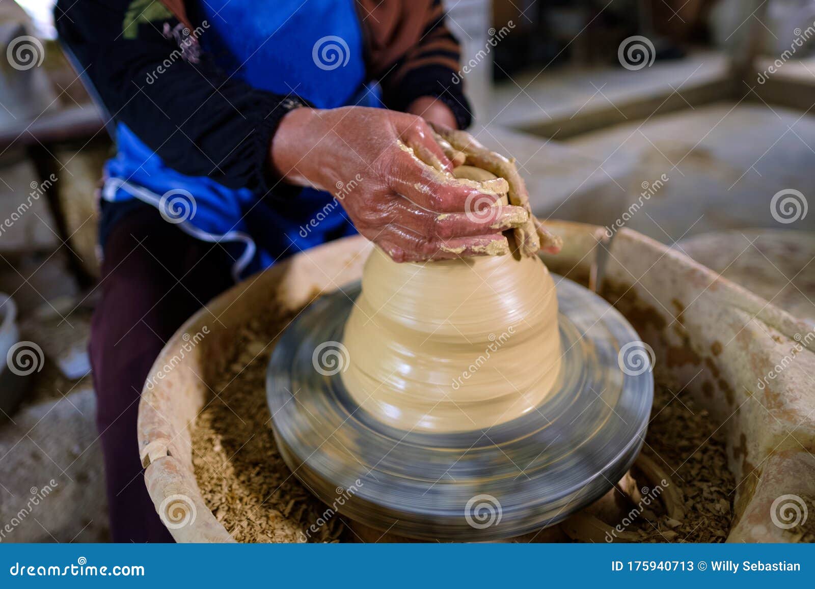 Closeuse D'une Femme Du Coin Montre Comment Fabriquer Un Bocal Traditionnel  En Argile Appelé Image stock - Image du local, artisan: 175940713