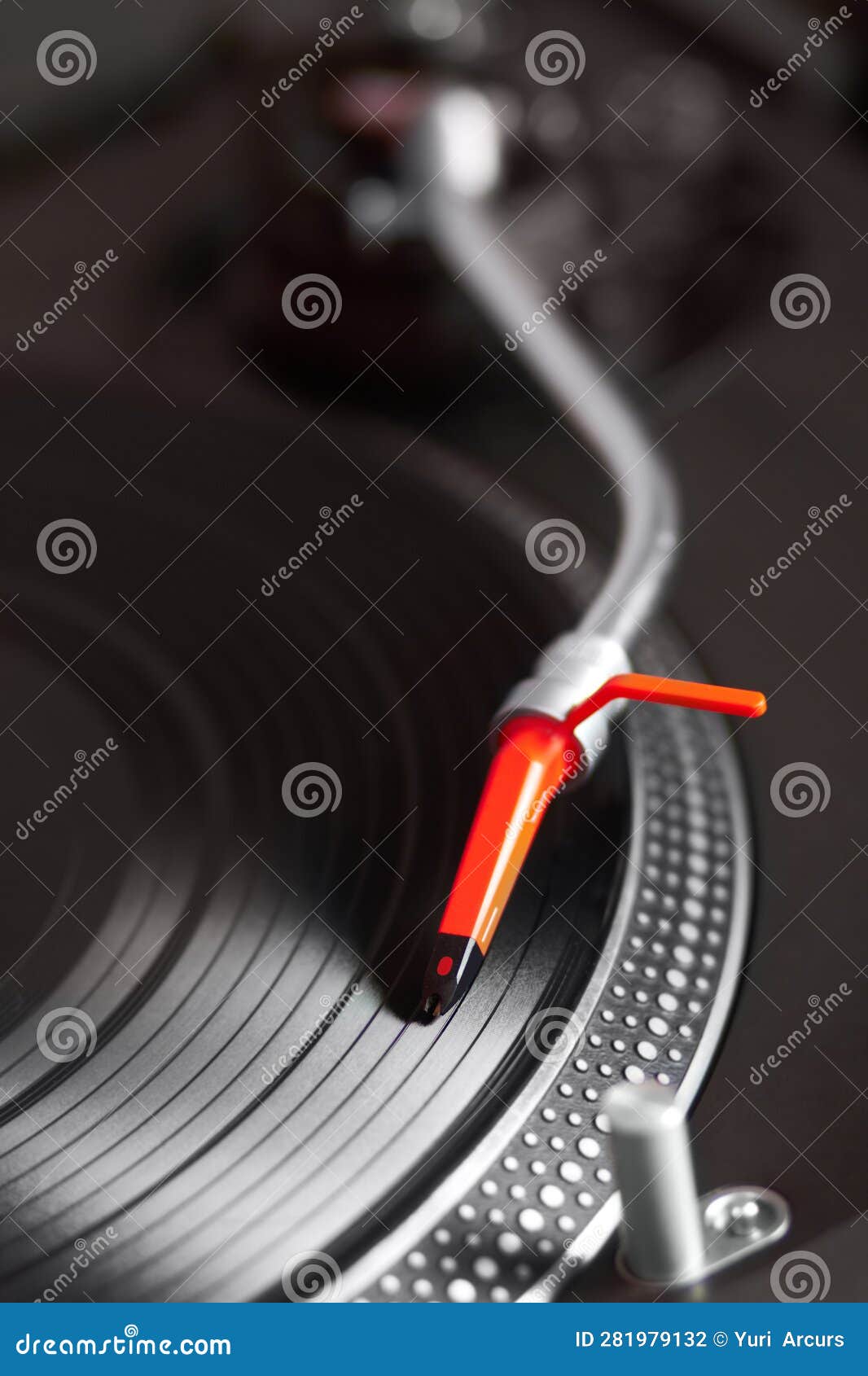 Closeuse Platine Et Vinyle Pour Système De Musique Travail Dj Professionnel  Et Aiguille Pour La Soirée Son Et L'équipement Audio V Photo stock - Image  du club, détendez: 281979132