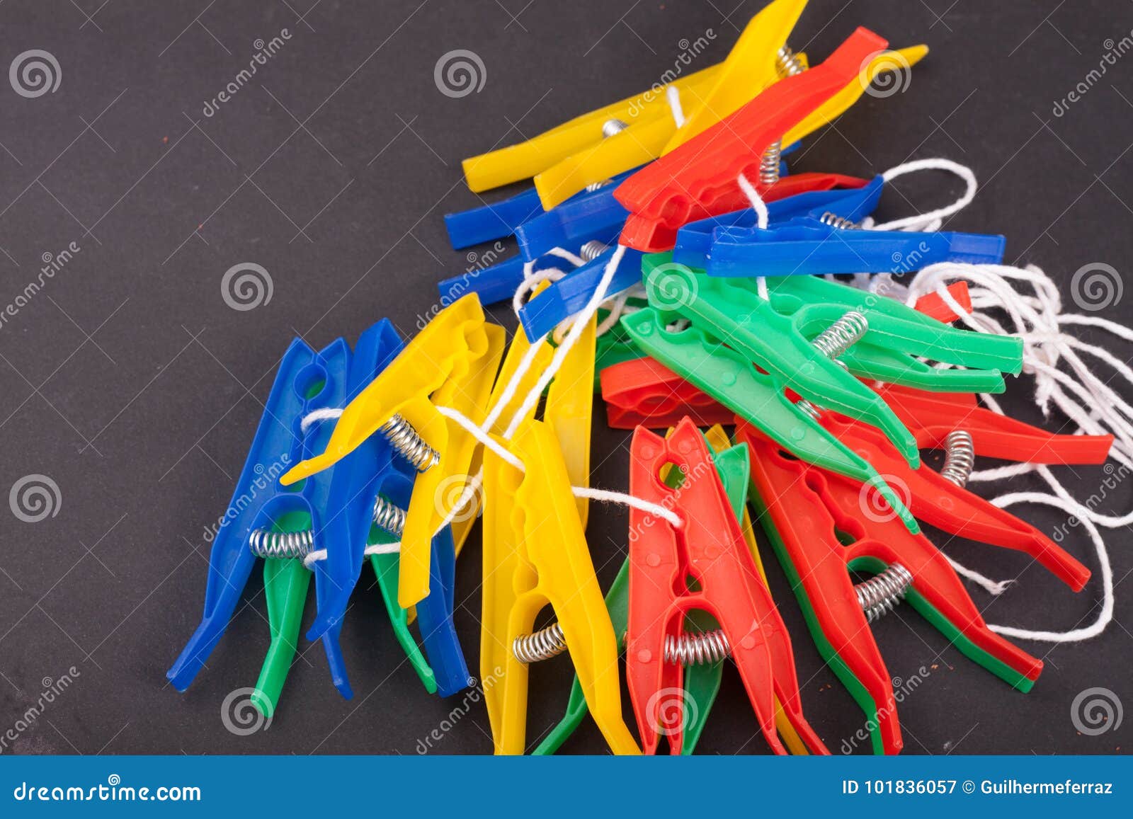 Clothespins stock afbeelding. Image of voorwerpen, zwart - 101836057