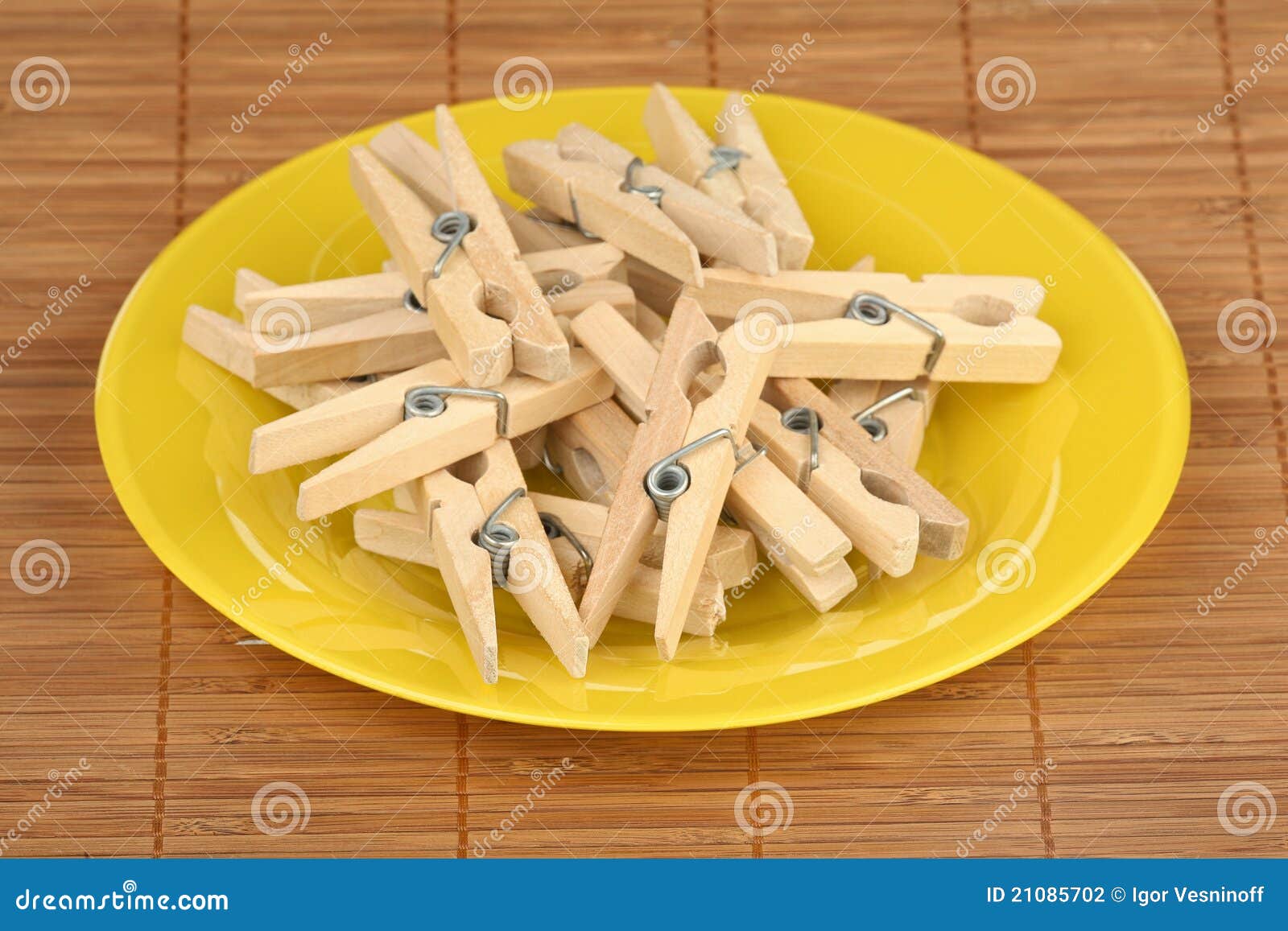 Clothespins σωρός. Clothespins πιάτο σωρών κίτρινο