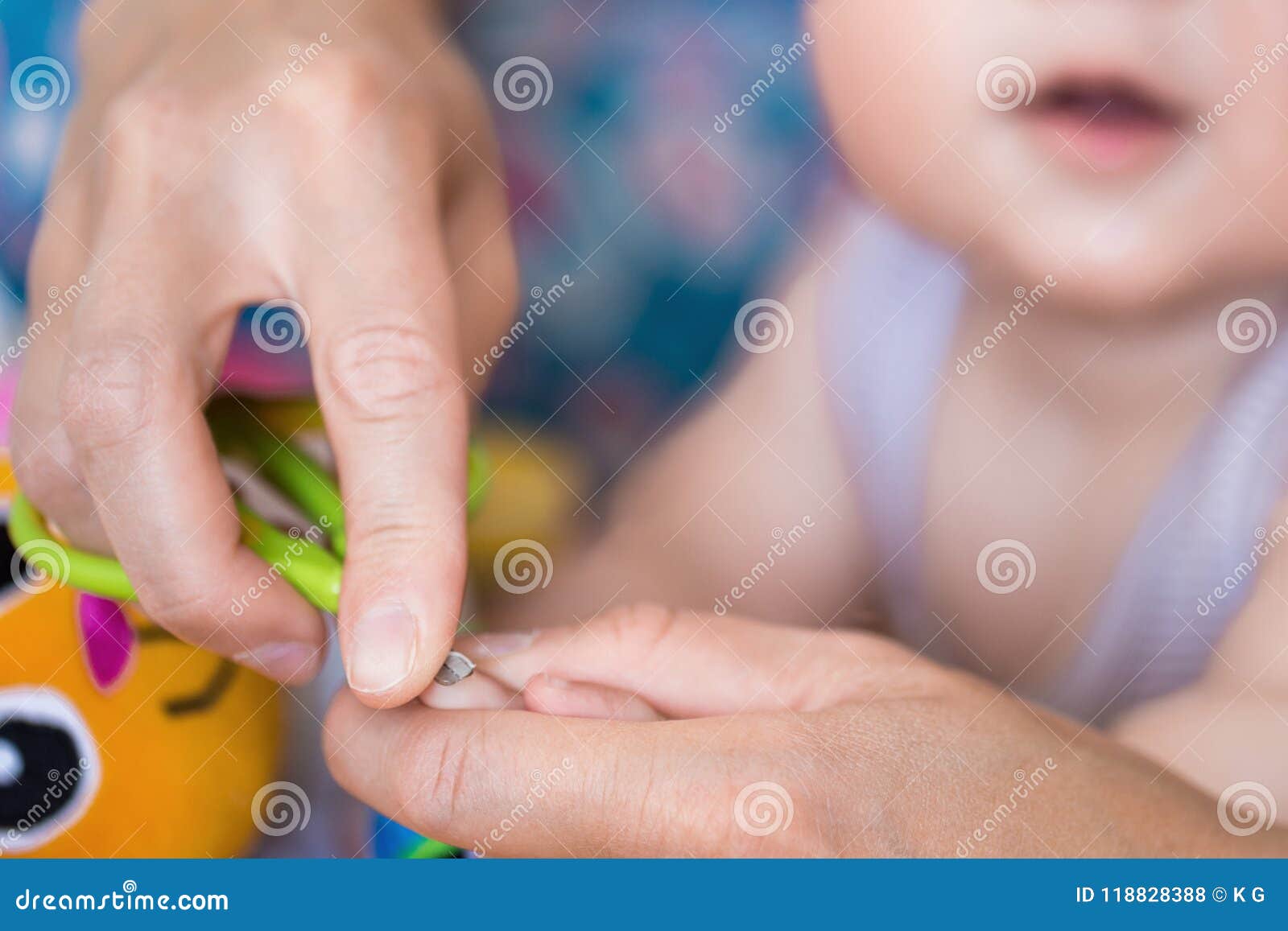 Clou De Coupe En Gros Plan De Mere De Bebe Avec Des Ciseaux De Securite Ongles D Enfant De Reglage De Maman Soins De Sante D Enfa Photo Stock Image Du Fuselage Medical Clou De Coupe En Gros Plan De Mere De Bebe Avec Des Ciseaux De Securite Ongles D Enfant De Reglage De Maman Soins De Sante D Enfa Photo Stock Image Du Fuselage Medical