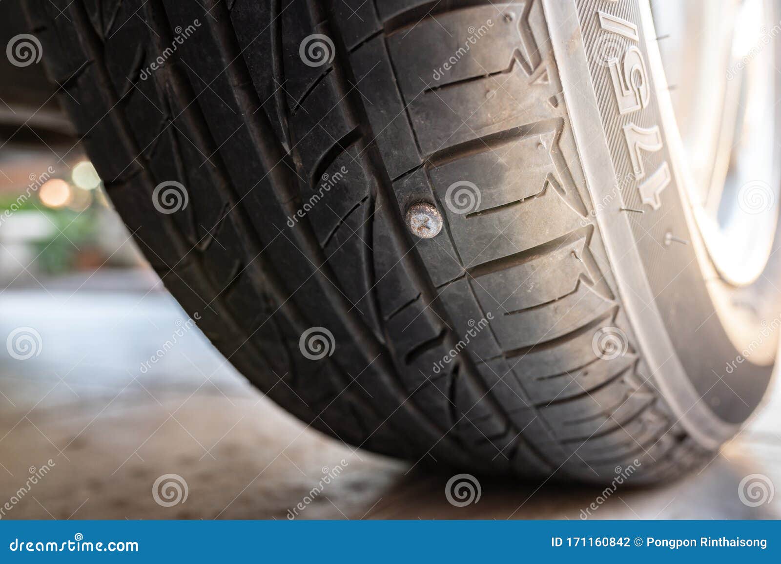 Clou De Gros Plan Ou Bâton De Vis Sur Le Pneu De Voiture Photo