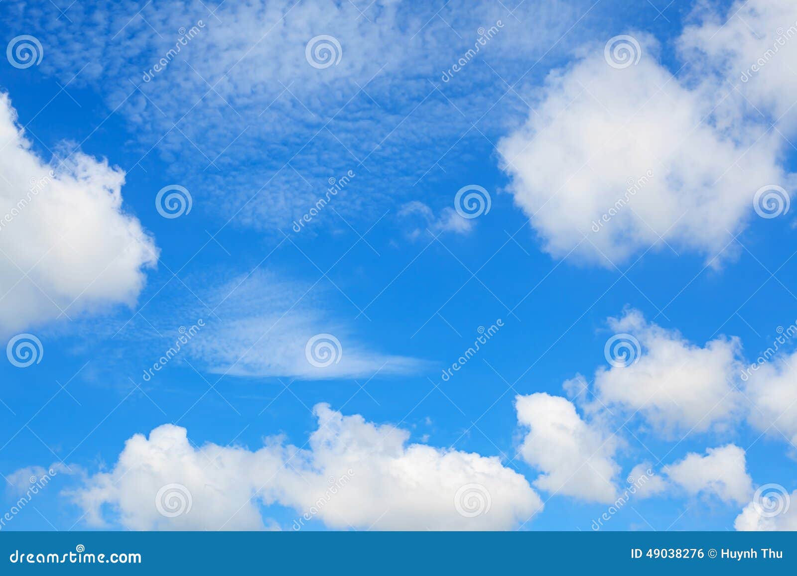 Ánh sáng chiếu xuống từ đám mây mềm mại tạo nên không gian huyền ảo, tuyệt đẹp. Xem những hình ảnh liên quan đến đám mây để cảm nhận được sự độc đáo và kỳ lạ của tạo hóa.