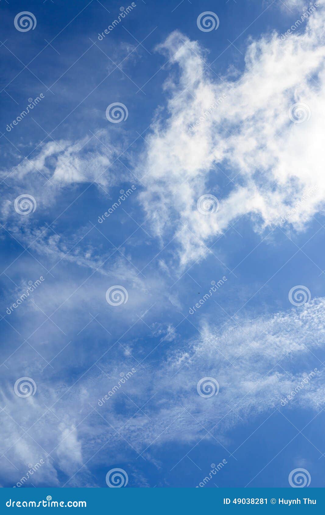 Đám mây trên nền bầu trời xanh – Đón nhận khoảnh khắc tuyệt đẹp của thiên nhiên ngay trên bầu trời xanh. Với bao điều kỳ diệu nằm đằng sau mỗi bức ảnh, mỗi đám mây cho ta một cảm giác thật khác biệt. Tự do bay lượn trên những không trung thật đẹp của chúng ta.